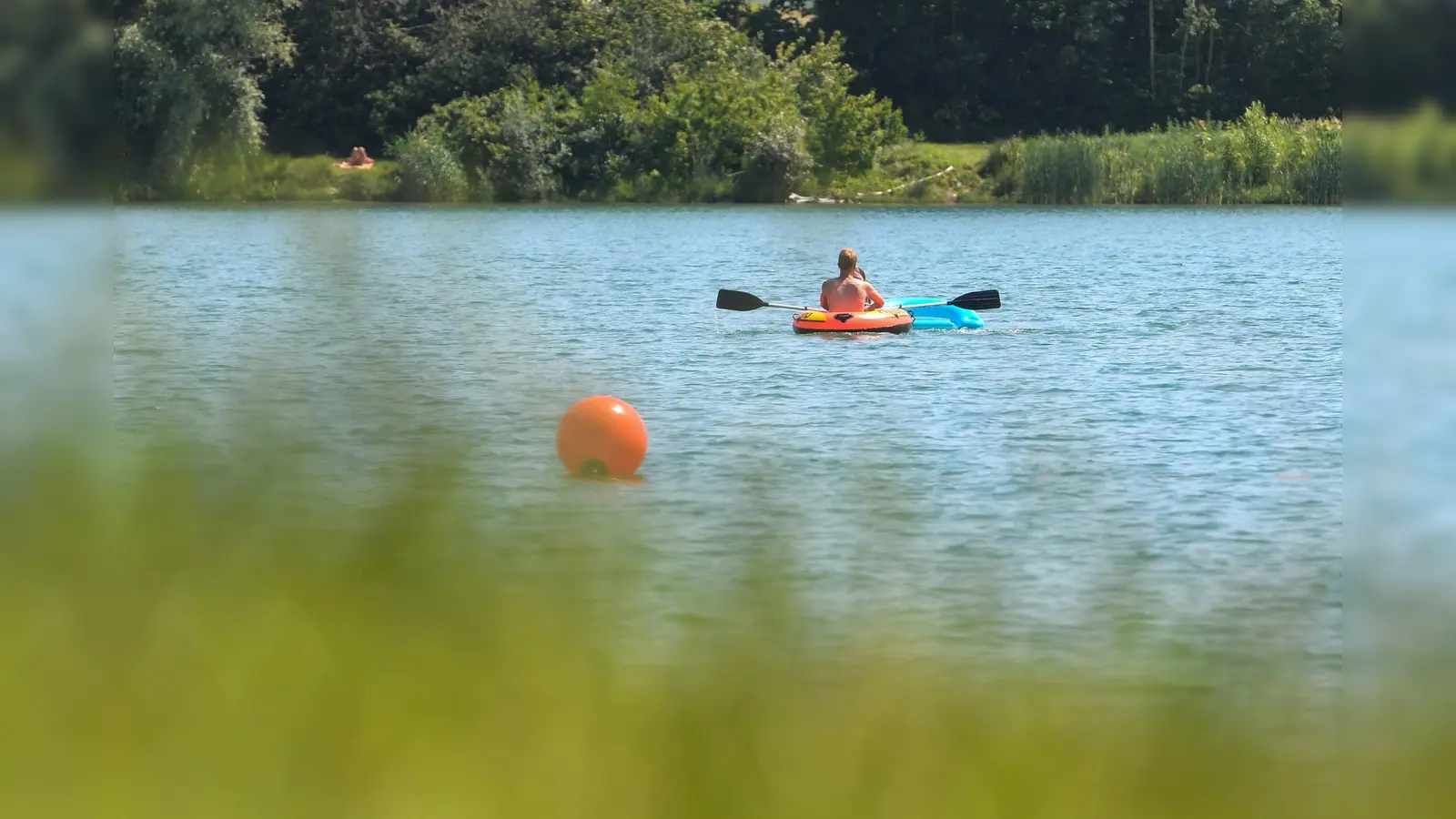 Ein 20-jähriger Mann stirbt nach einem Badeunfall am Guggenberger See trotz Reanimationsversuchen. (Symbolbild: Armin Weigel)