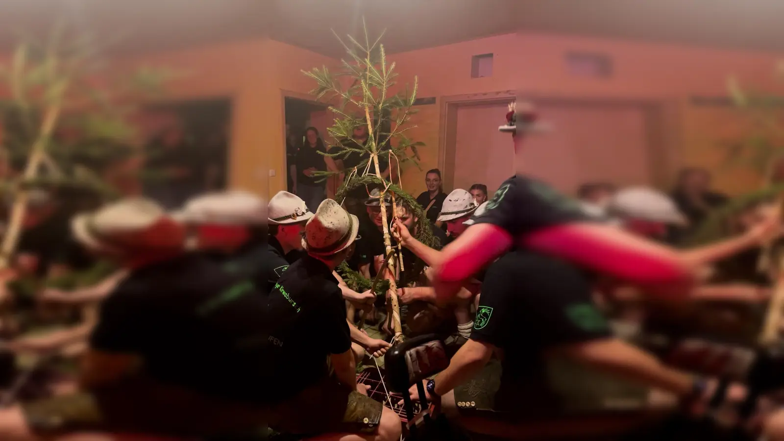 Ein Minikirwabaum im alten Sportheim - das gibts auch nur in Köfering. (Bild: knz)