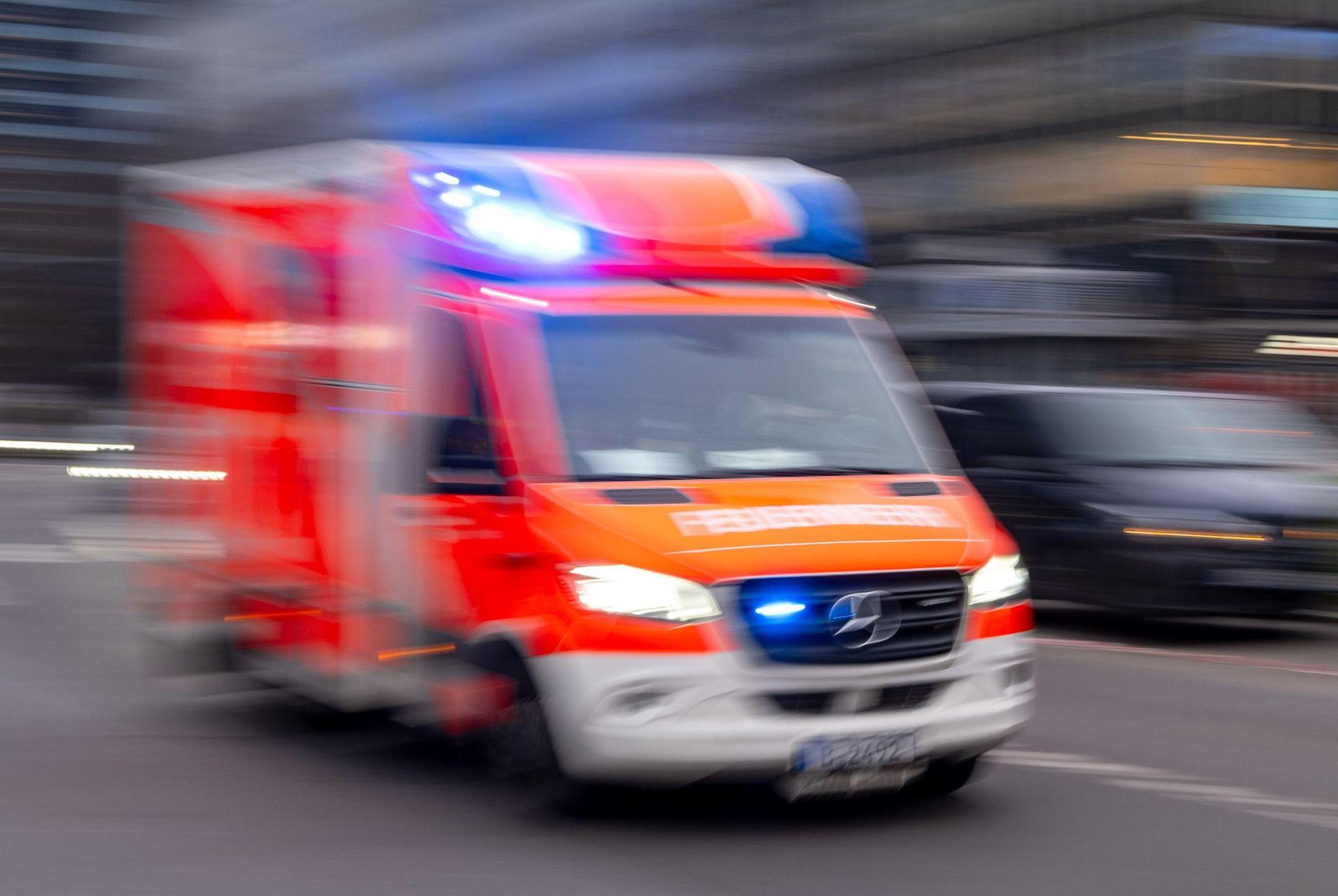 Ein Vorfahrtsverstoß in Hahnbach führte zu einem Unfall mit zwei Verletzten. (Symbolbild: Monika Skolimowska/dpa)