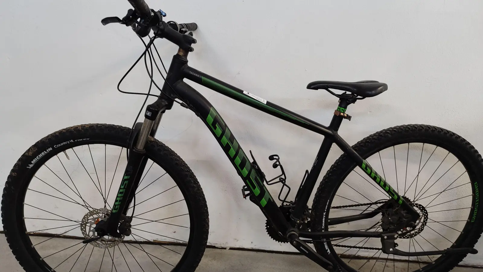 Wem gehört dieses schwarz-grüne Mountainbike der Marke Ghost? Das will die Amberger Polizei klären. Sie geht davon aus, dass es Anfang November in Hirschau gestohlen worden ist. (Bild: Polizeiinspektion Amberg)