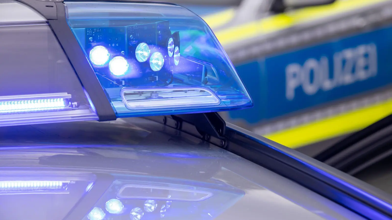 In Amberg wurde ein geparktes Auto beschädigt. Die Polizei sucht Zeugen. (Symbolbild: Daniel Karmann/dpa)