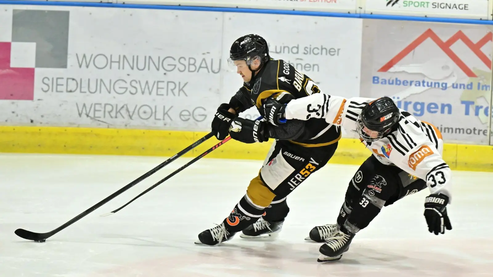 Roberts Baranovskis (links) vom ERSC Amberg in Aktion: Das Heimspiel gegen den ESV Burgau entschieden die Wild Lions im Oktober mit 8:4 für sich. (Bild: Hubert Ziegler)