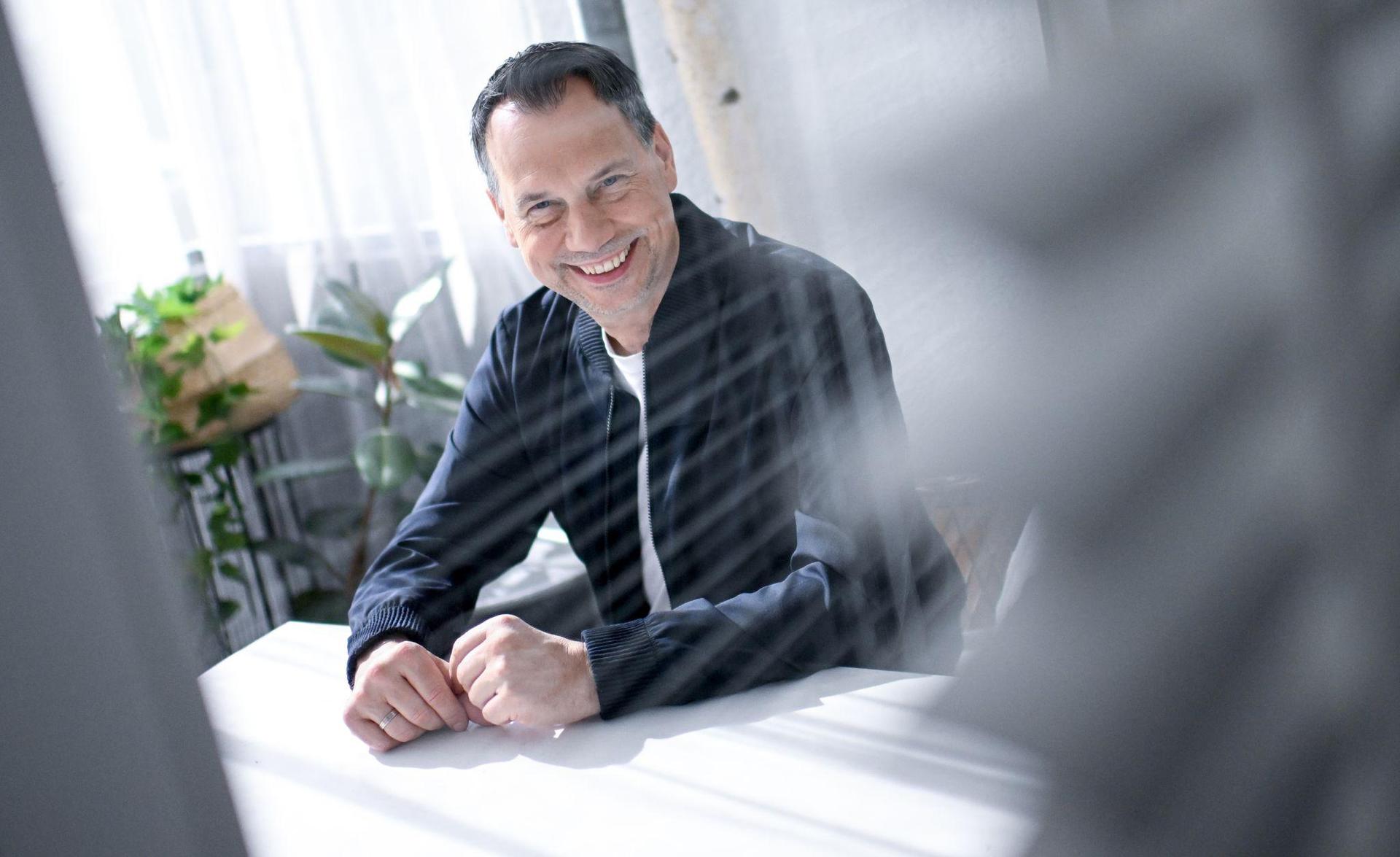 Sebastian Fitzek kann auch lustig: Sein komödiantischer Bestseller „Der erste letzte Tag“ wird jetzt von Prime Video verfilmt.  (Archivbild: Britta Pedersen/dpa)