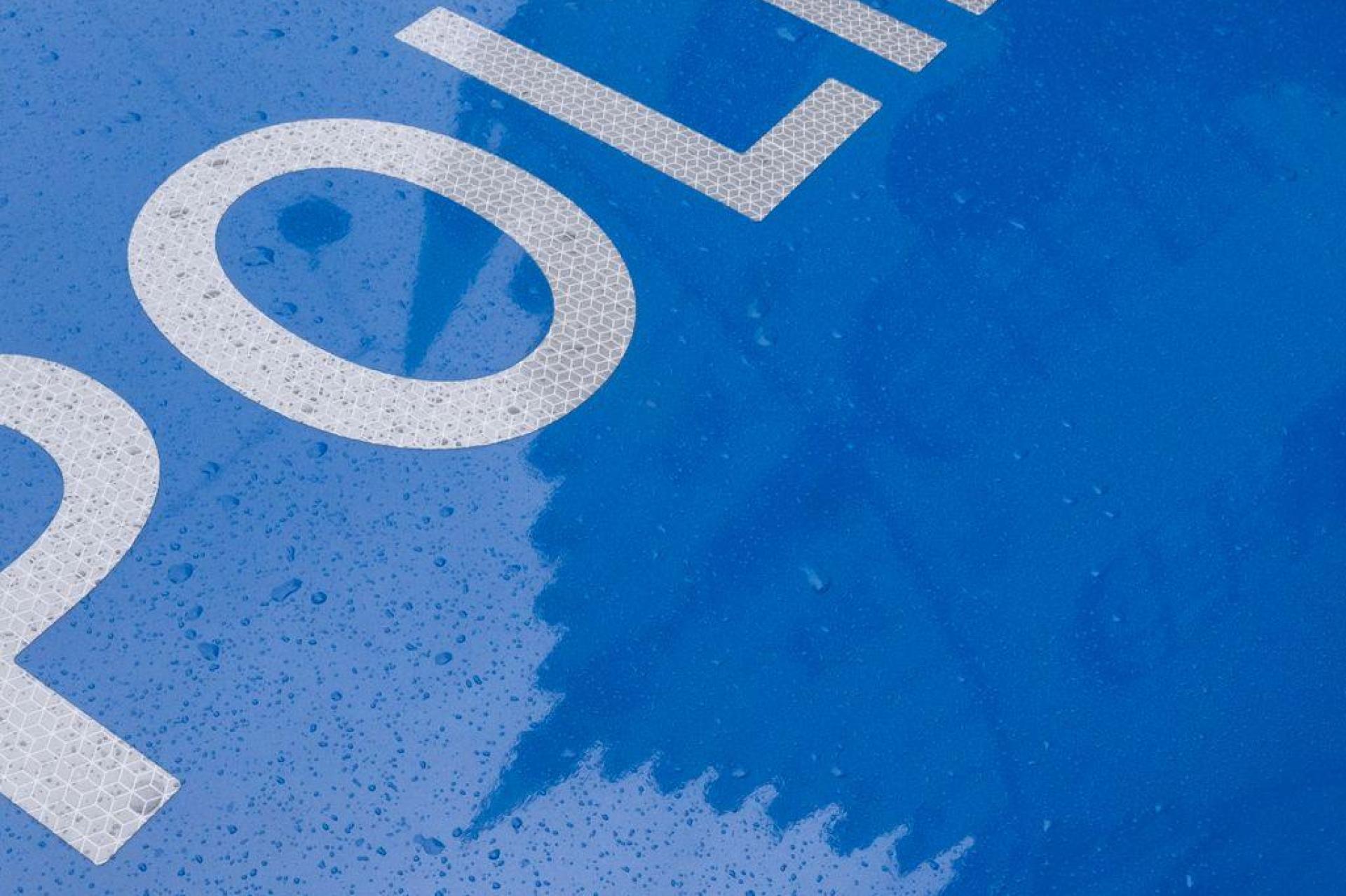 Das Polizeipräsidium Oberpfalz berichtet von einer überwiegend friedlichen Silvesternacht mit über 300 Einsätzen. (Symbolbild: Peter Kneffel/dpa)