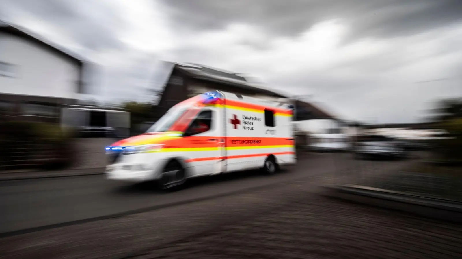 Ein schwer verletzter Baggerfahrer kam nach einem Arbeitsunfall ins Krankenhaus.  (Symbolbild: Boris Roessler/dpa)