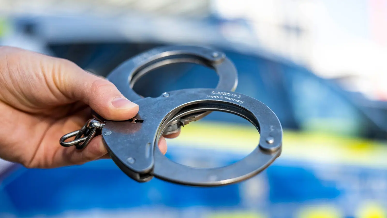 Pressebericht der Verkehrspolizeiinspektion Amberg: Flucht vor Polizeikontrolle auf A 6, Fahrer festgenommen (Symbolbild: David Inderlied/dpa)