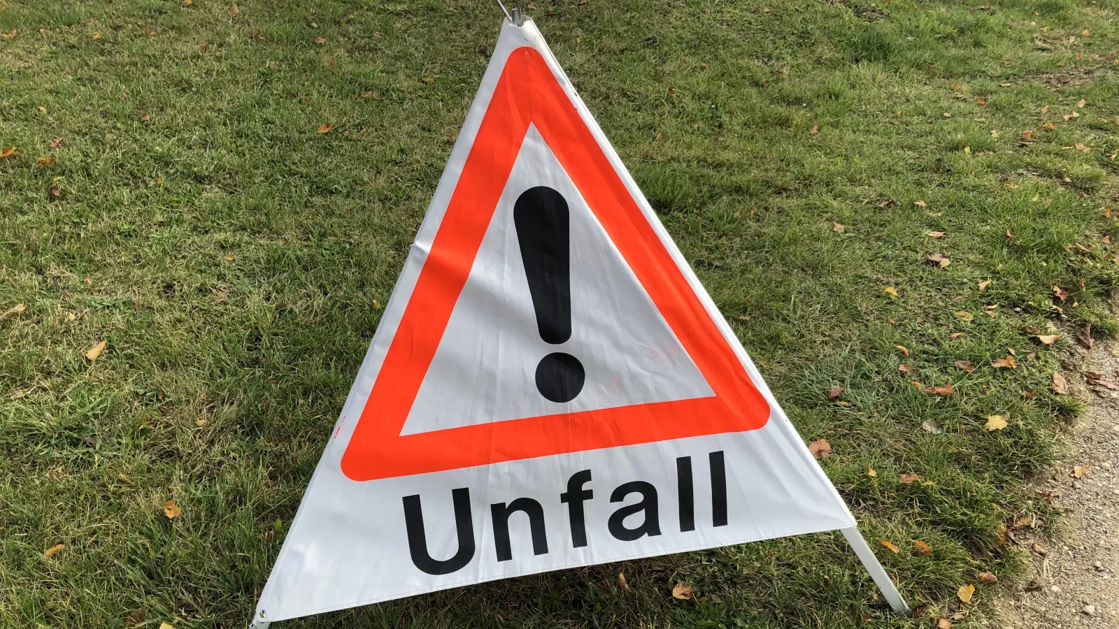 Ein Auffahrunfall in Kastl verursacht Sachschaden. Ein 21-Jähriger bemerkt zu spät, dass ein Auto vor ihm abbremst. (Symbolbild: Heike Unger)