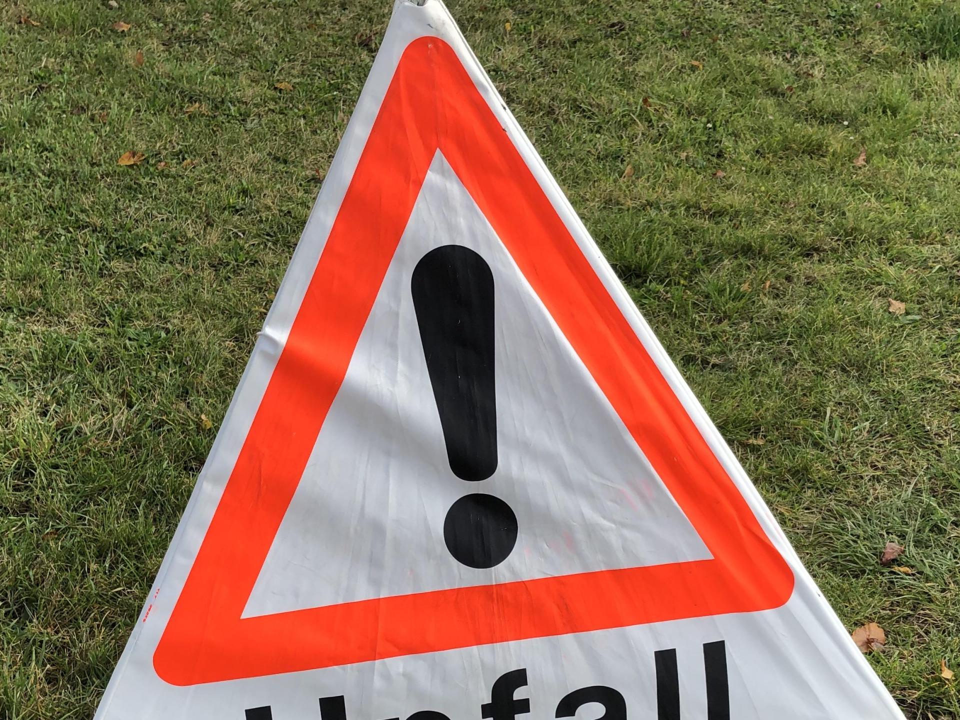 Ein Auffahrunfall auf der B 14 bei Hahnbach führt zu Totalschäden an zwei Fahrzeugen. (Symbolbild: Heike Unger)