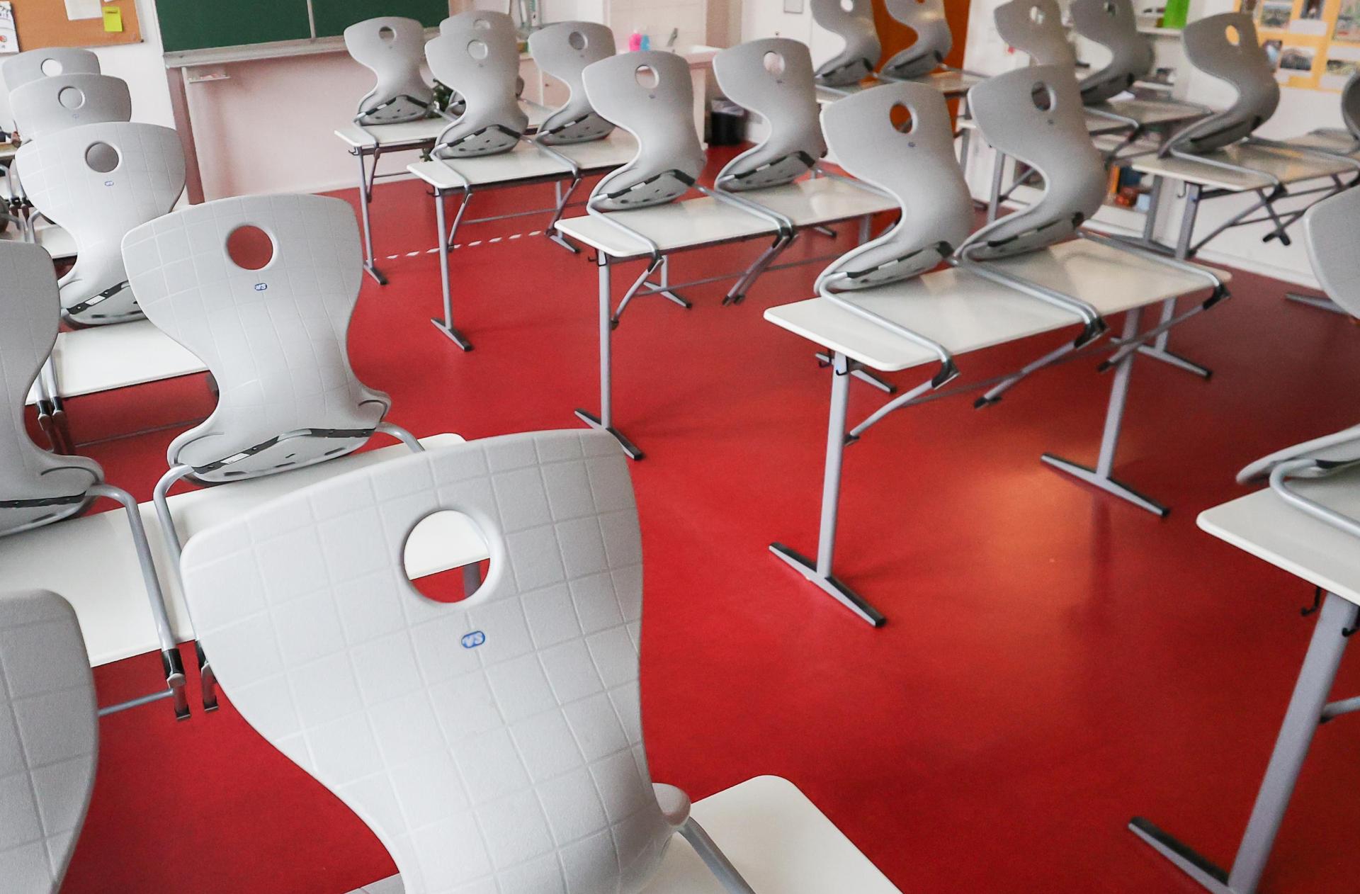 Hoch gestellt sind die Stühle in einem leeren Klassenzimmer. (Bild: Jan Woitas)