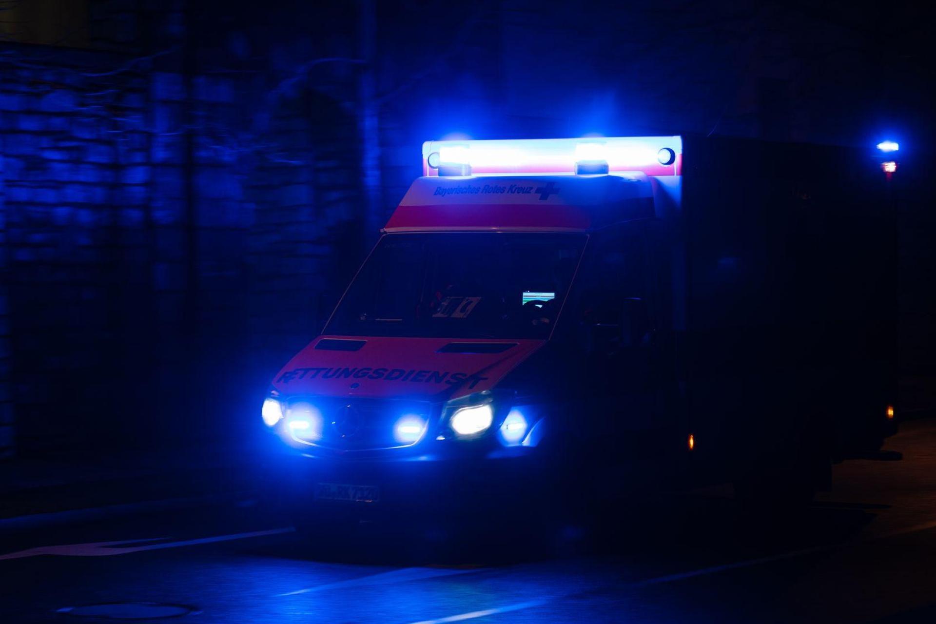 Bei einem Unfall in Schmidmühlen wurden eine 3-Jährige und ein 62-jähriger Fußgänger von einem Auto erfasst (Symbolbild: Nicolas Armer/dpa)