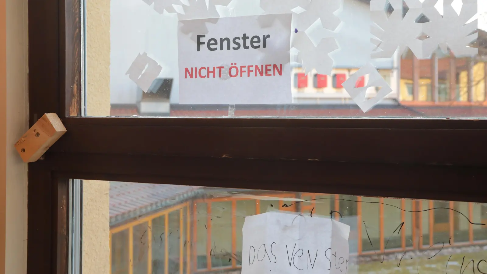 Der Hausmeister hat zu einer Notmaßnahme gegriffen und die Fenster in der Hirschauer Schule erstmal provisorisch gesichert. Eines davon ist jüngst aus der Verankerung gefallen und auf den Schultisch eines Zweitklässlers gekracht. (Bild: Wolfgang Steinbacher)