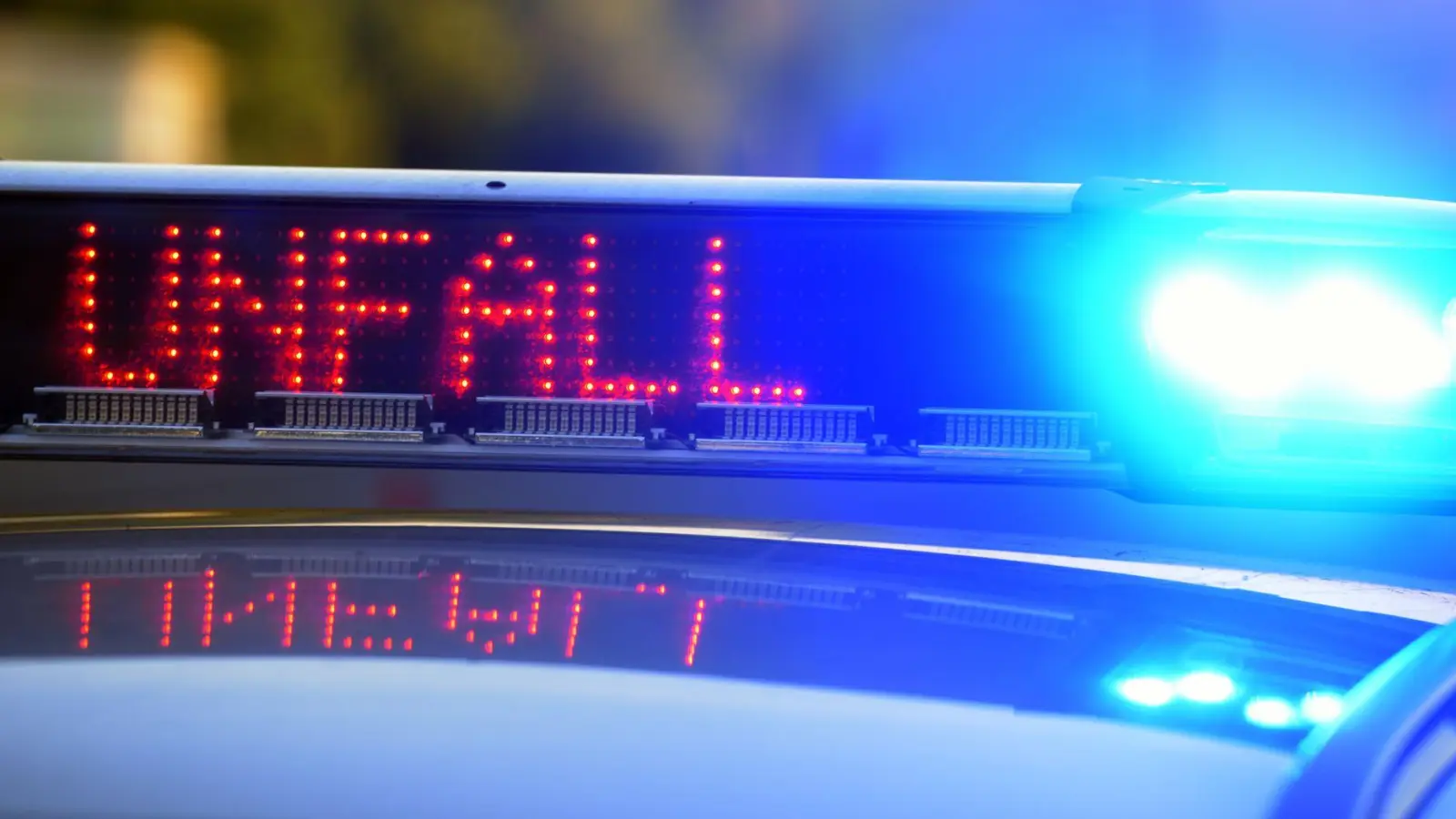 Die Polizei sperrt für die Aufräumarbeiten die A6 in Richtung Heilbronn.  (Symbolbild: Stefan Puchner/dpa)