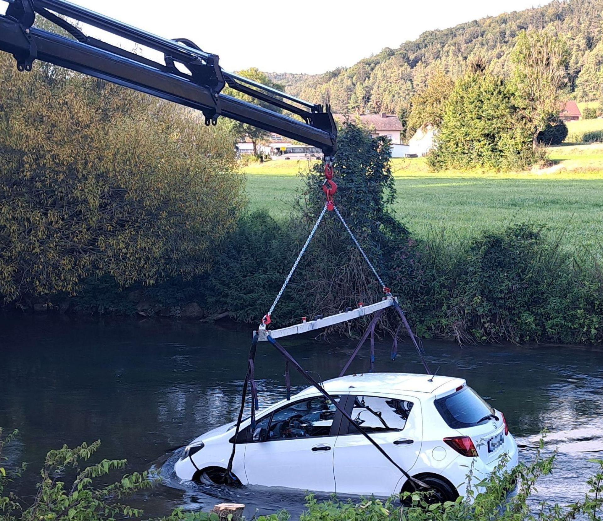 Ein Abschleppunternehmen hievte den Kleinwagen mit einem Kran aus der Vils. (Bild: Kreisbrandinspektion Amberg-Sulzbach)