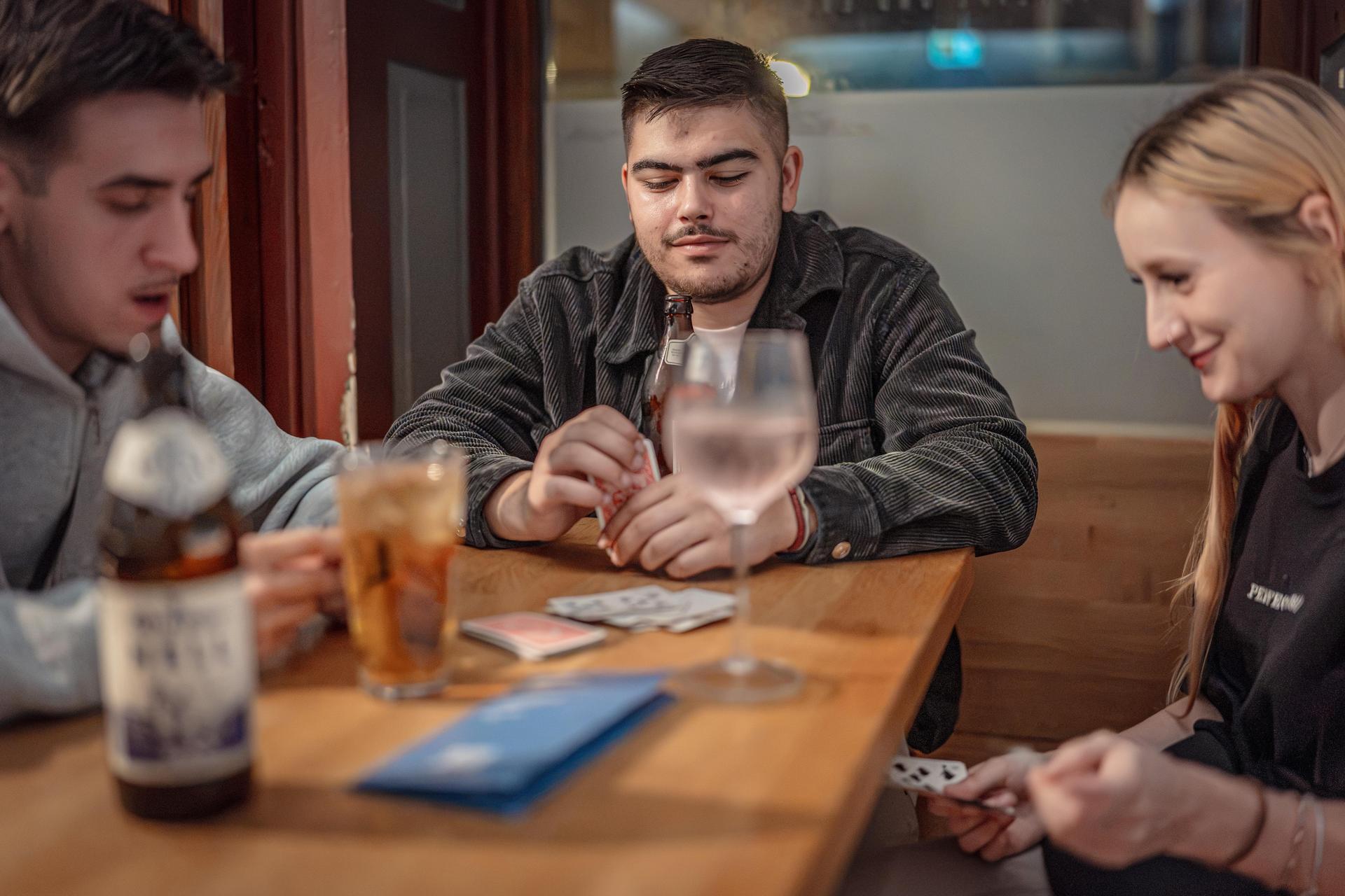 Leertrinken im Blauen Haus (Bild: Michael Golinski)