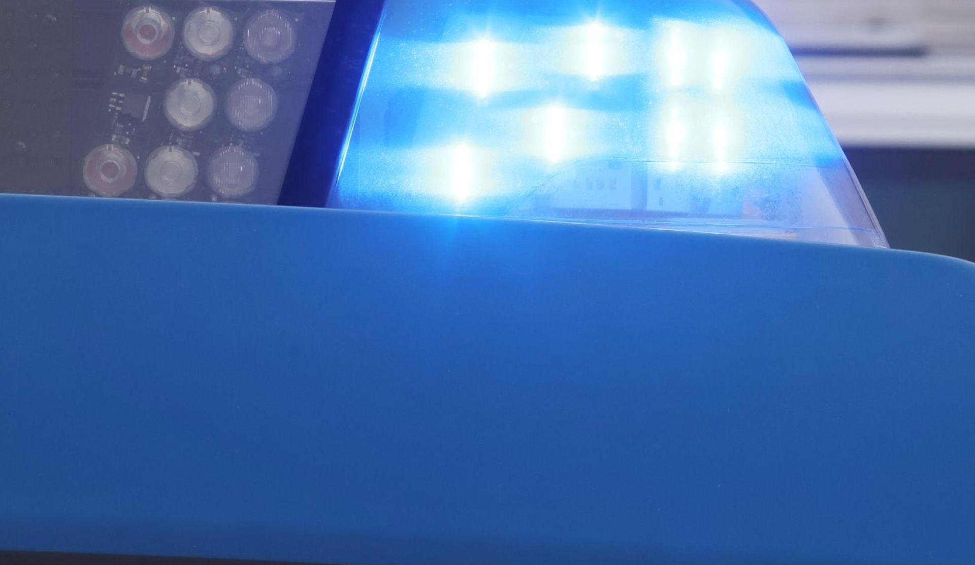 Nach einem eskalierten Streit in Auerbach am Dienstag hat die Polizei zwei Männer in Gewahrsam genommen. (Symbolbild: Bodo Schackow/dpa)