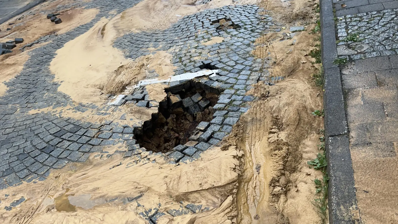 Ein Wasserrohrbruch in der Frühlingsstraße in Sulzbach-Rosenberg hat am Samstag zu erheblichen Schäden geführt. (Bild: PI Sulzbach-Rosenberg)