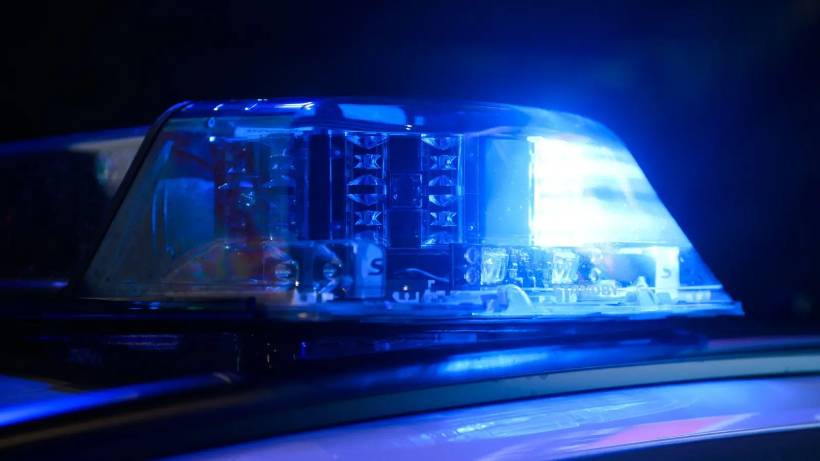 In Amberg wurden hochwertige Autoteile aus einem Container gestohlen. Die Polizei sichert Spuren. (Symbolbild: Julian Stratenschulte/dpa)