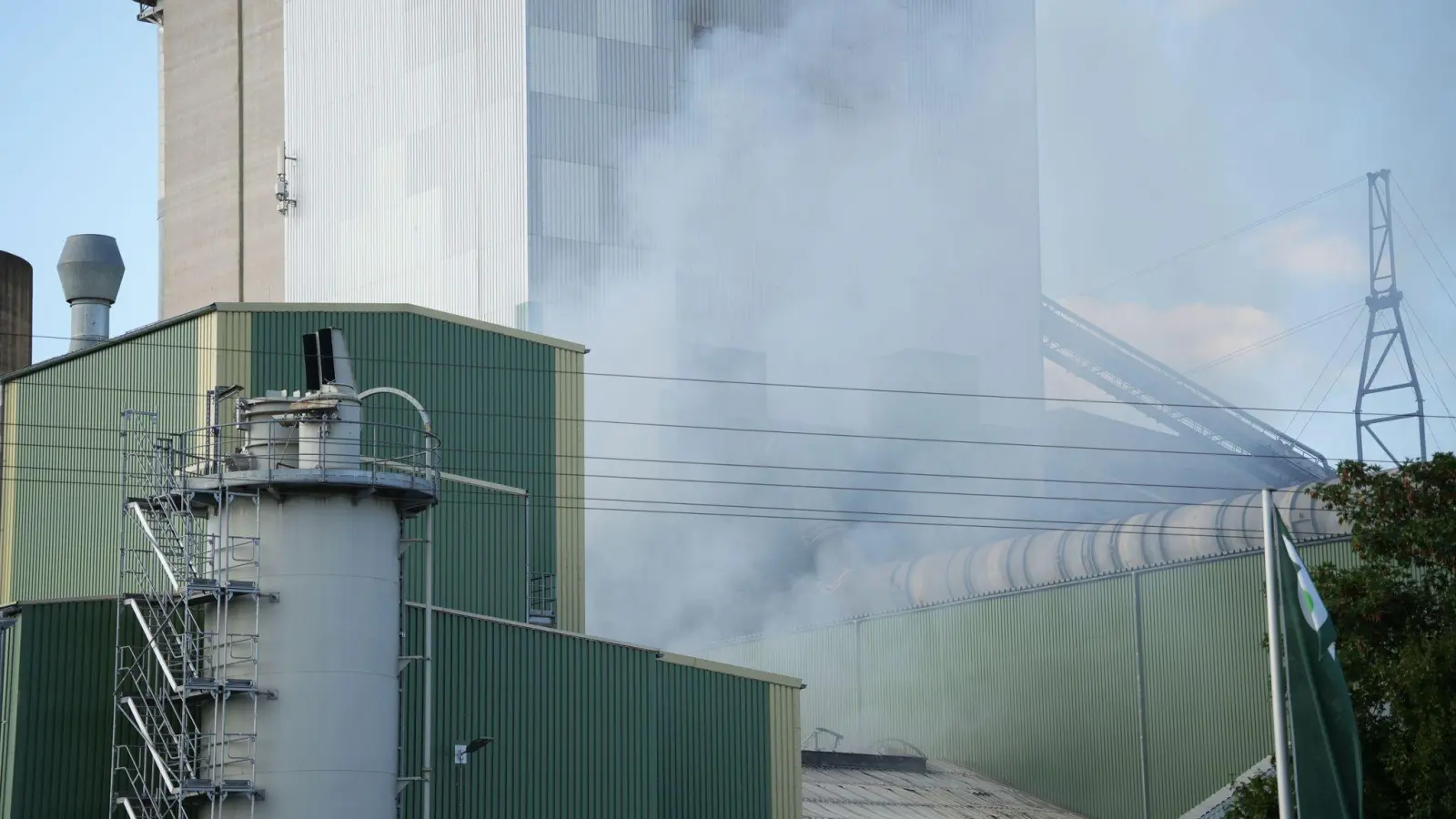 Gelagerte Kunststoffe und Papier brannten in der Halle. (Bild: Lars Haubner/NEWS5/dpa)