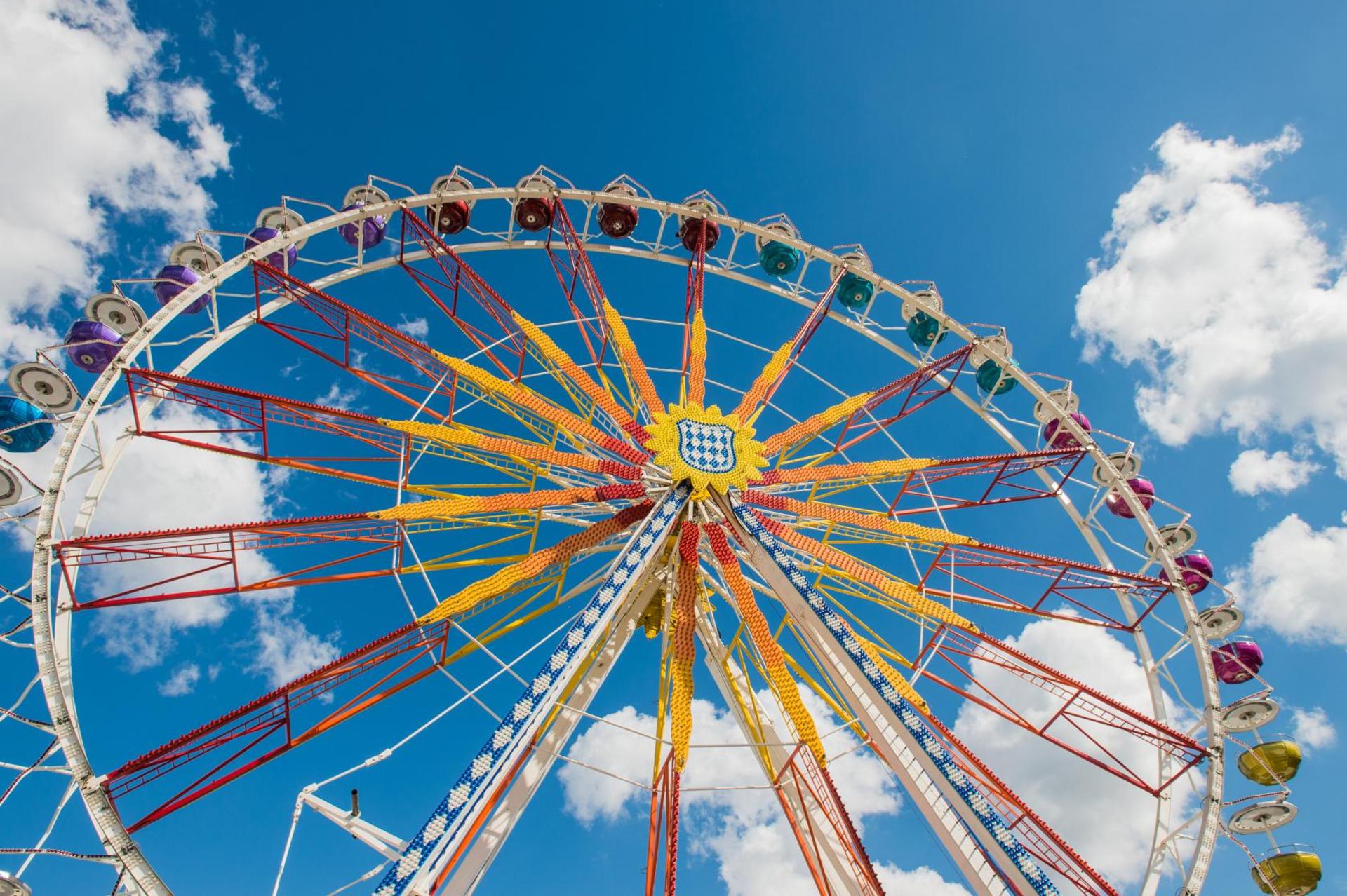Ein Bild aus dem Jahr 2015 – das Riesenrad ist aber auch auf der Herbstdult dieses Jahr fester Bestandteil.  (Bild: Sebastian Pieknik)