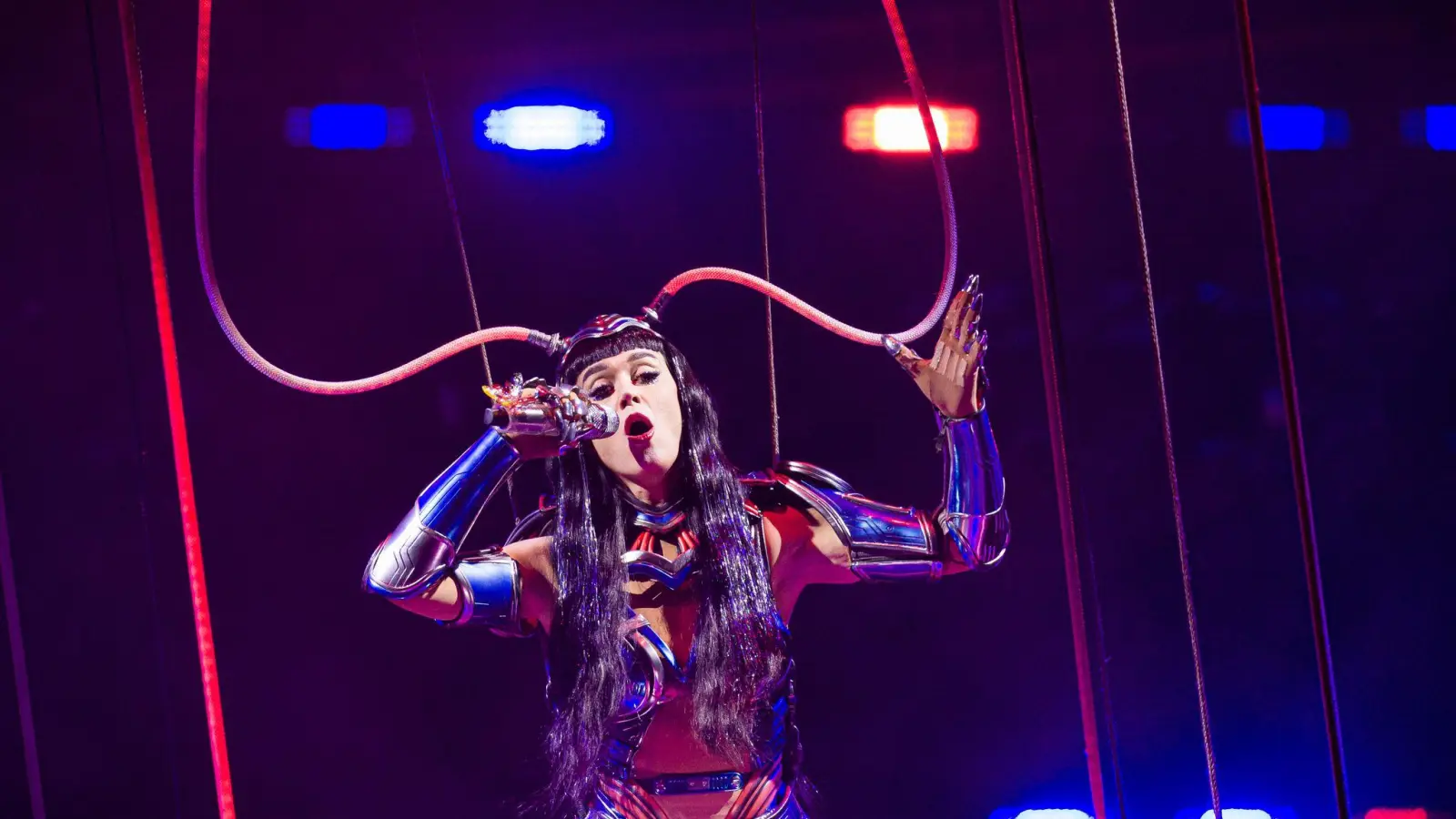 Katy Perry begeisterte ihre Fans in Hannover mit einer spektakulären Science-Fiction-Show. (Archivbild) (Bild: Moritz Frankenberg/dpa)