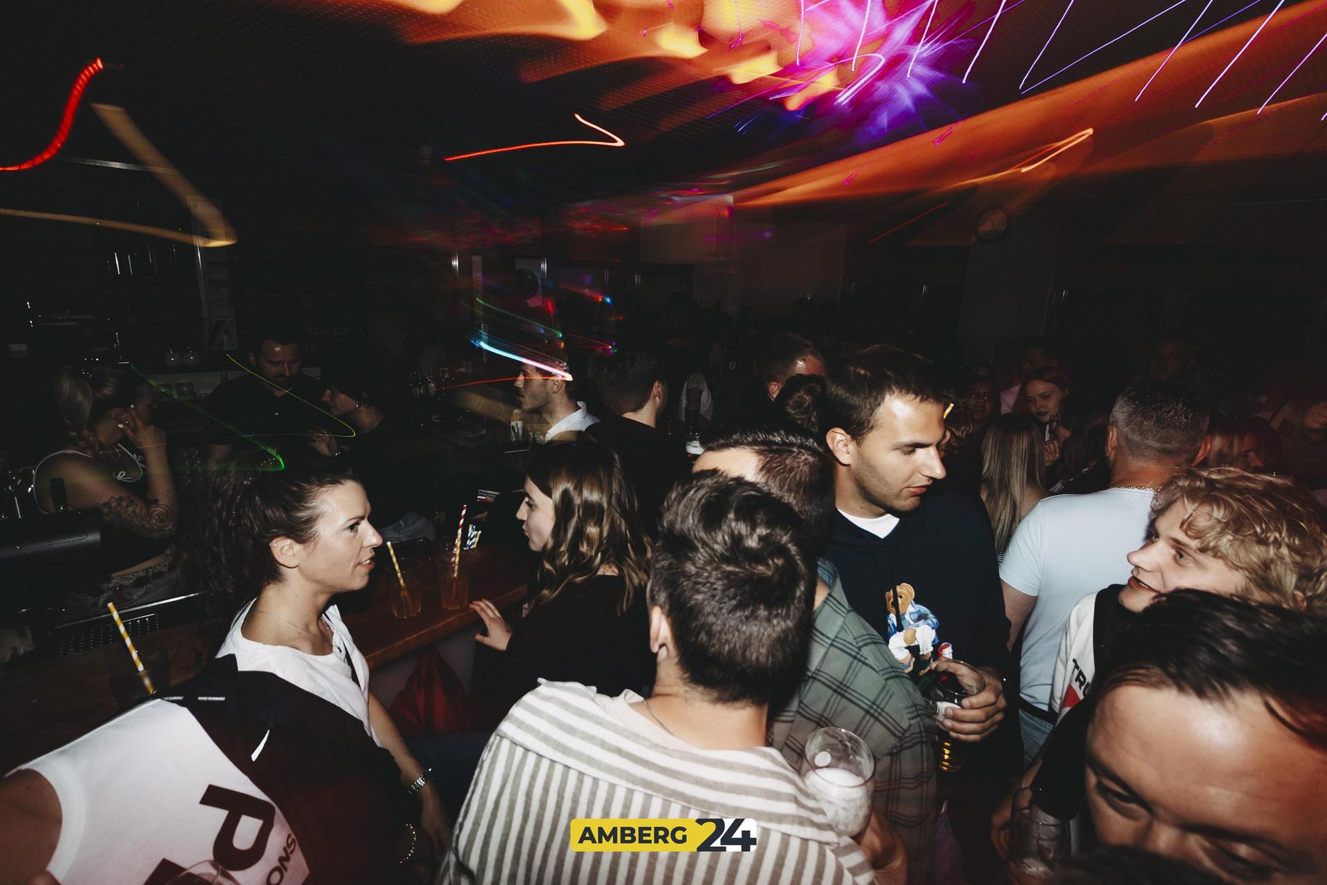 Im Colomba gab es am Samstag wieder etwas zu feiern. Die Club Rotation brachte die besten Hits seit den 90ern in die Bar. (Bild: Lolografie)