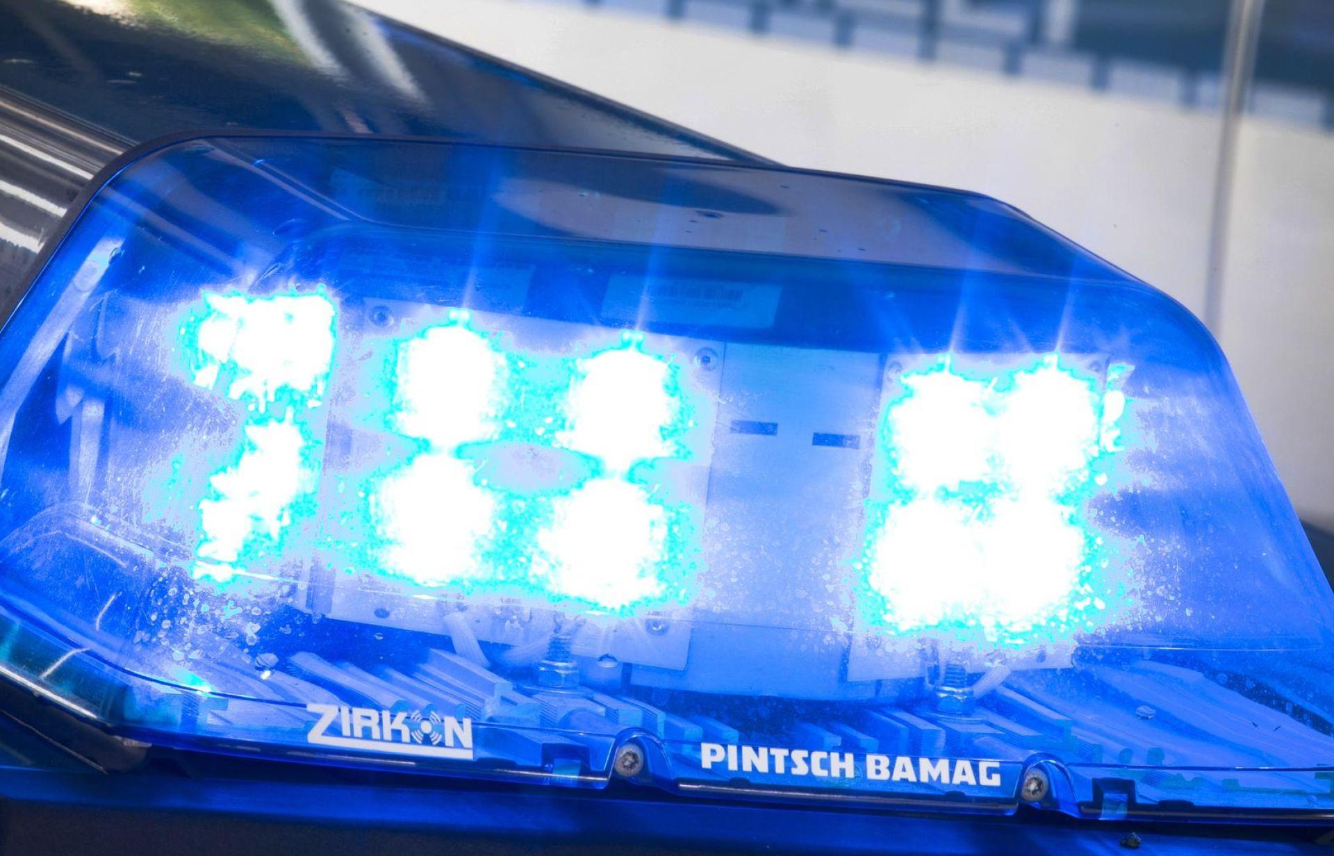 Ein Mann hat in Hohenburg Bewohner mit einem Messer bedroht. (Symbolbild: Friso Gentsch/dpa)