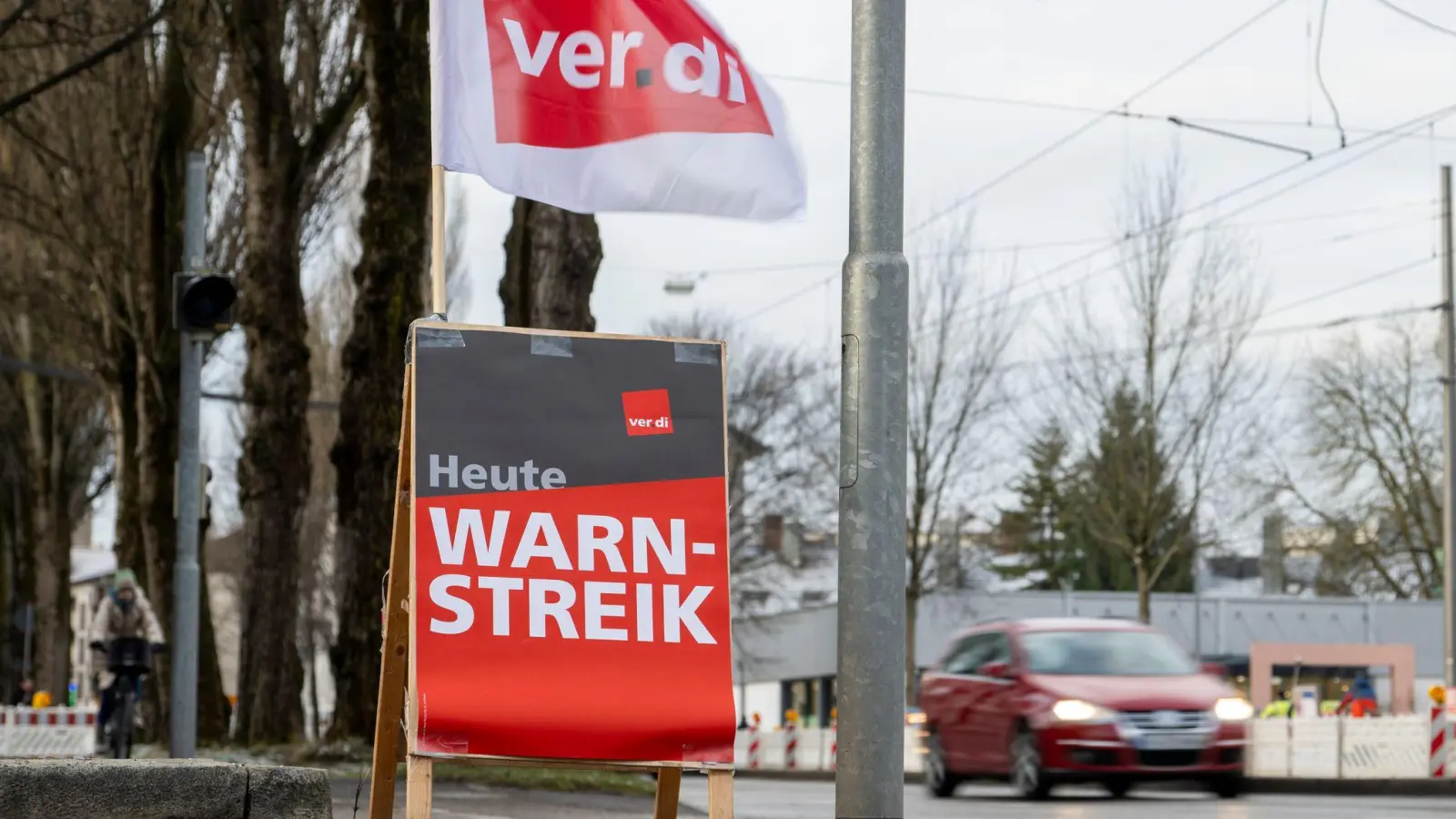 Am Freitag und Samstag will Verdi den Nahverkehr in mehr als einem Dutzend bayerischen Städten bestreiken. (Archivbild) (Bild: Stefan Puchner/dpa)