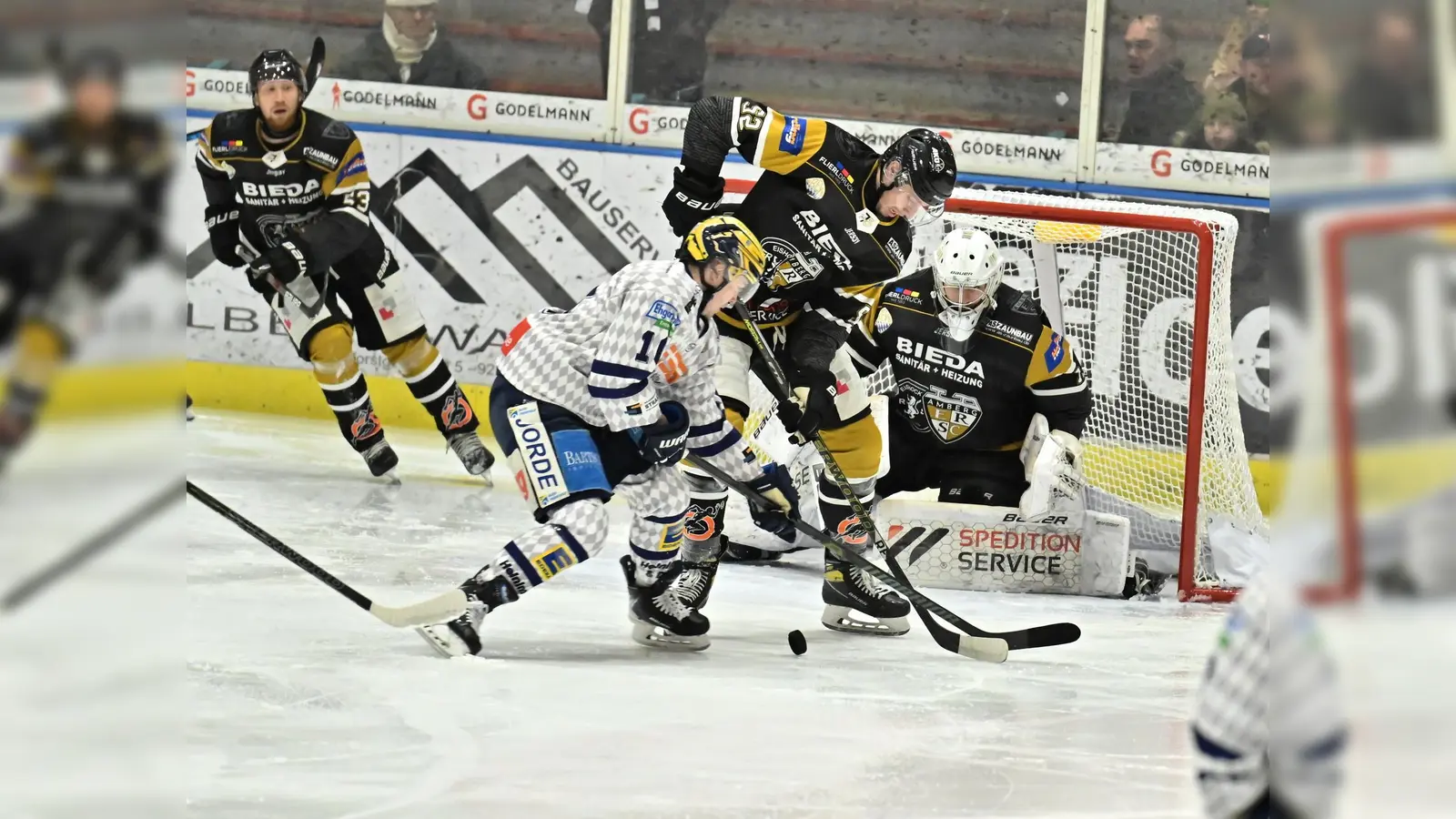 Bitteres Ende für den ERSC Amberg. In der Schlussphase gegen Geretsried muss David Kubik im Tor noch zwei Mal hinter sich greifen.  (Bild: Hubert Ziegler)
