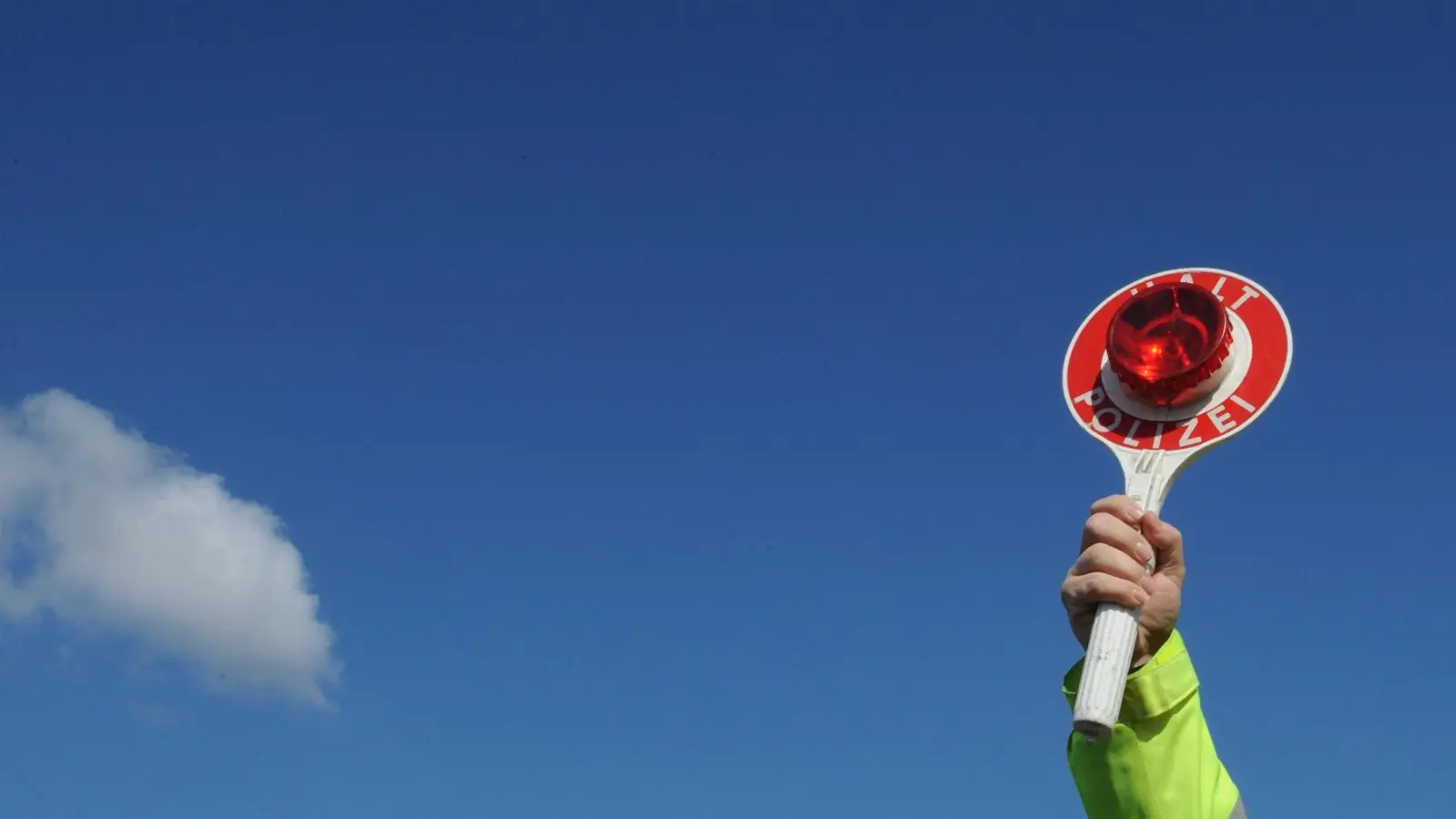 Die Polizei hatte bei Kallmünz Biker im Blick und verteilte Strafzettel.  (Bild: Patrick Seeger/dpa )