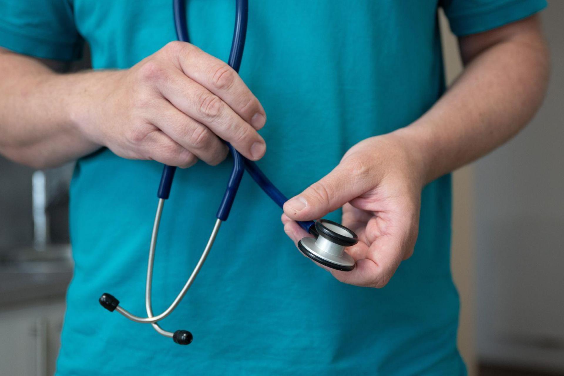 Im Prozess um einen Arzt, der Morphin für den eigenen Konsum gestohlen haben soll, sagten am Montag einige Zeuginnen aus dem Klinikum Passau aus. Ein Antrag der Verteidigung könnte Einfluss auf den weiteren Verhandlungsverlauf nehmen. (Symbolbild: Sebastian Kahnert/dpa)