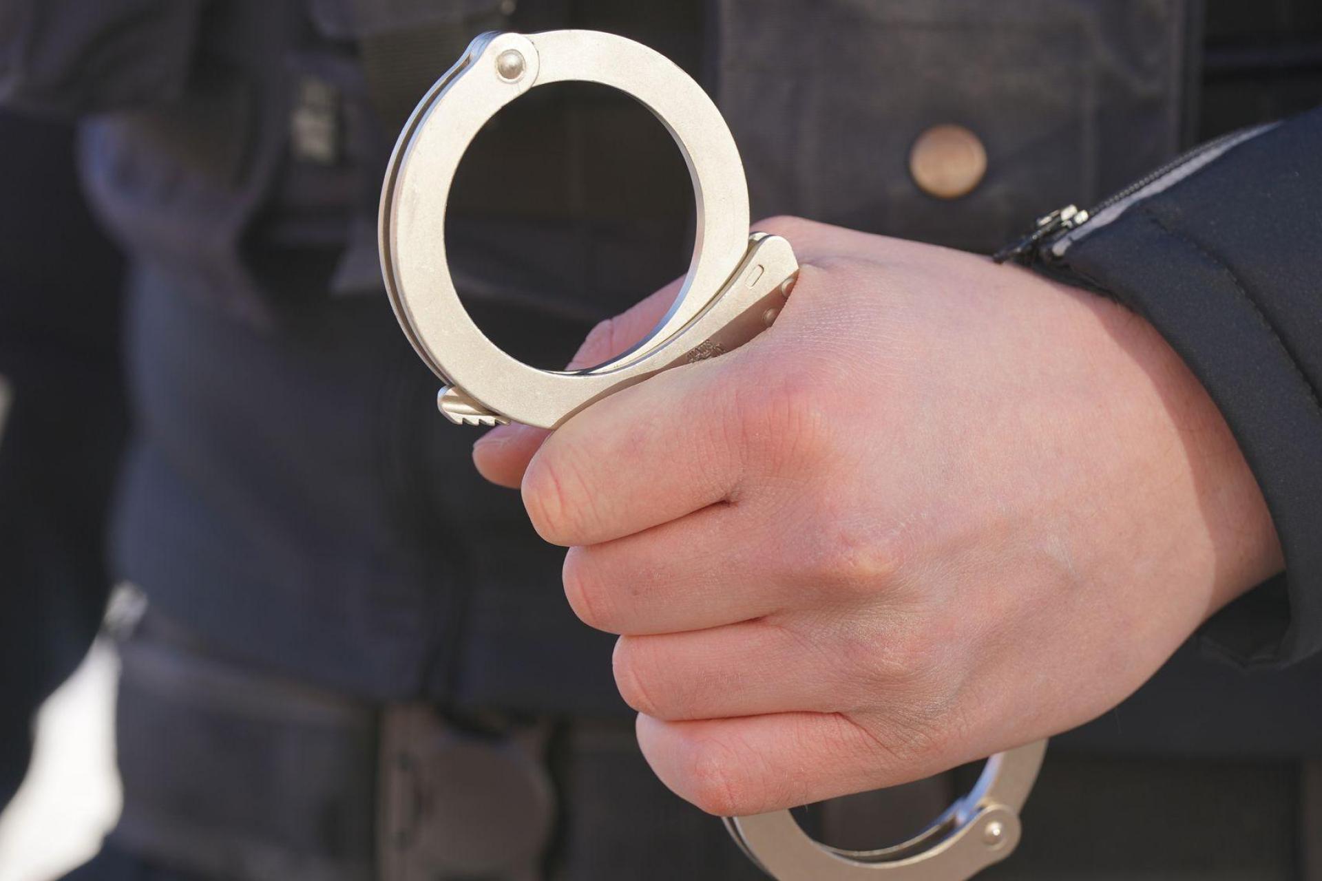 Ein 21-jähriger Mann beschädigte in Amberg mit einer Axt einen Pkw und einen Stromkasten. (Symbolbild: Karl-Josef Hildenbrand/dpa)