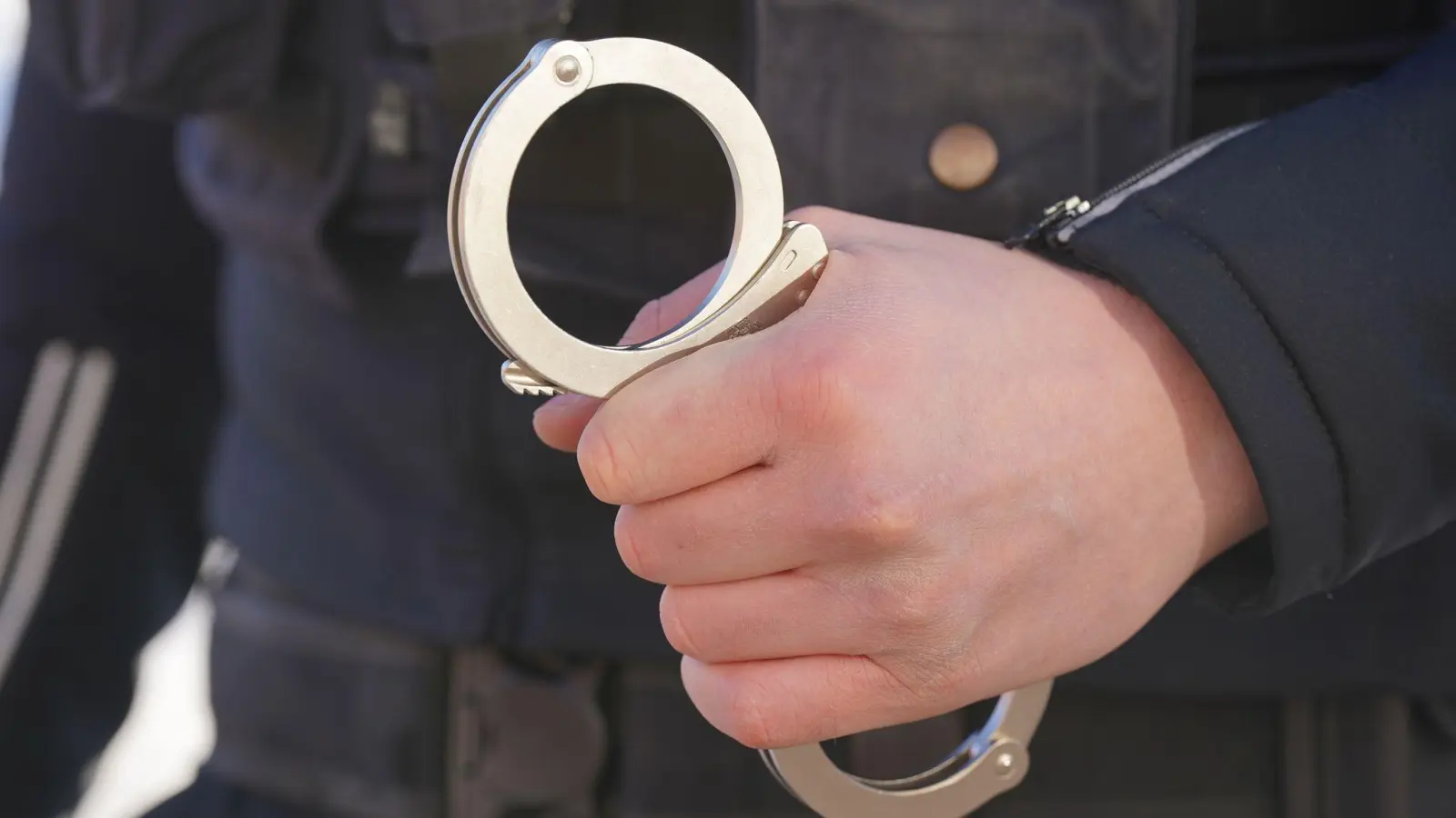 Ein 21-jähriger Mann beschädigte in Amberg mit einer Axt einen Pkw und einen Stromkasten. (Symbolbild: Karl-Josef Hildenbrand/dpa)