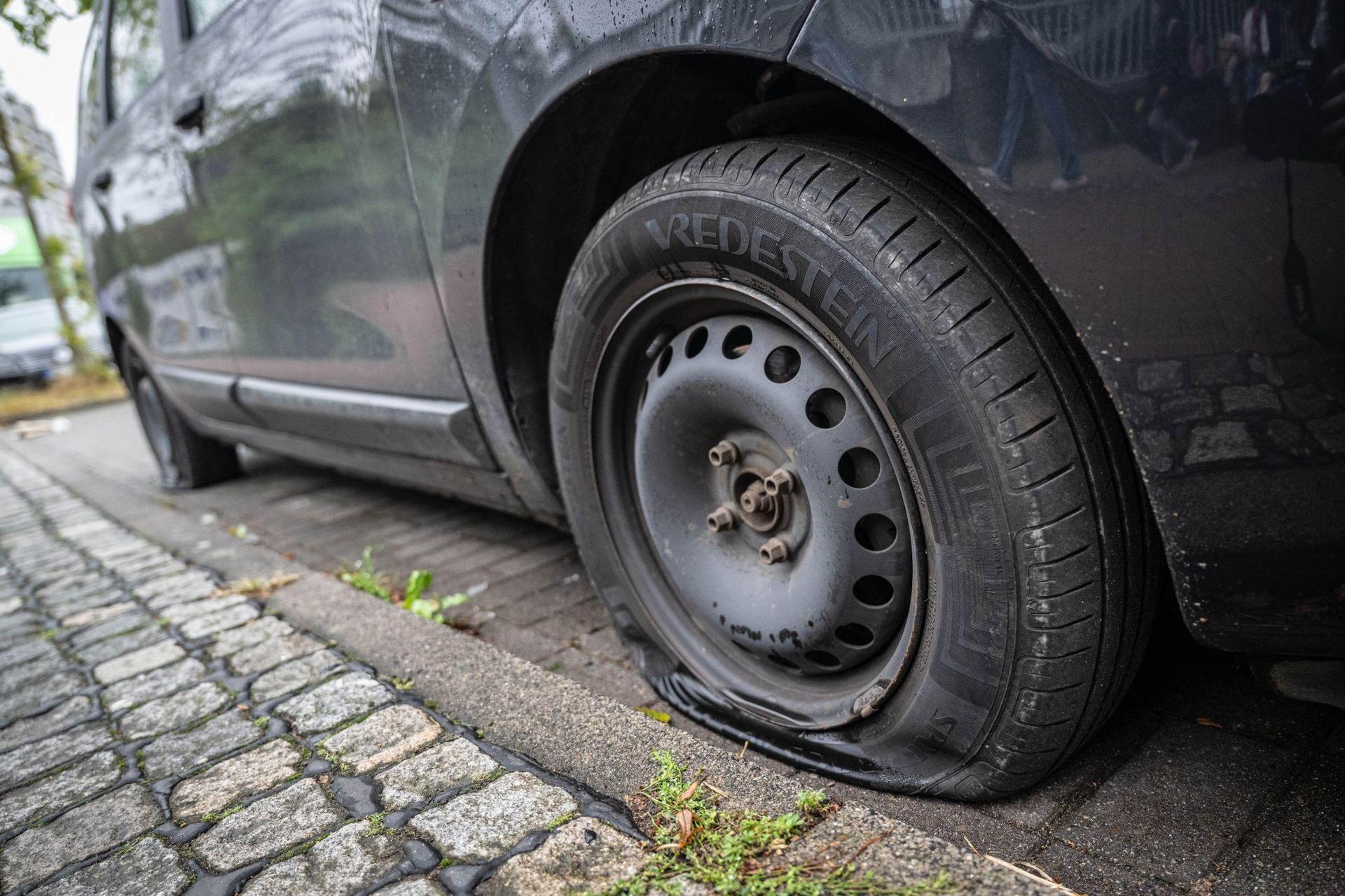 Mit zwei platten Reifen und mehr als 1,1 Promille ist ein 68-Jähriger durch Amberg gefahren. (Symbolbild: Sina Schuldt/dpa)