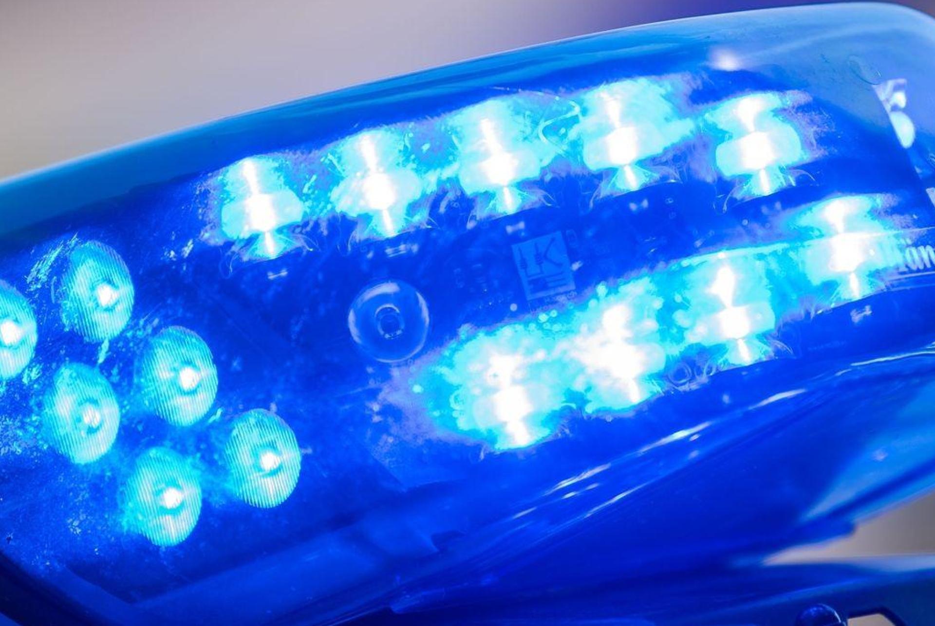 Die Polizei sucht Zeugen nach einer Körperverletzung und einer Sachbeschädigung in Hohenburg. (Symbolbild: Lino Mirgeler/dpa)