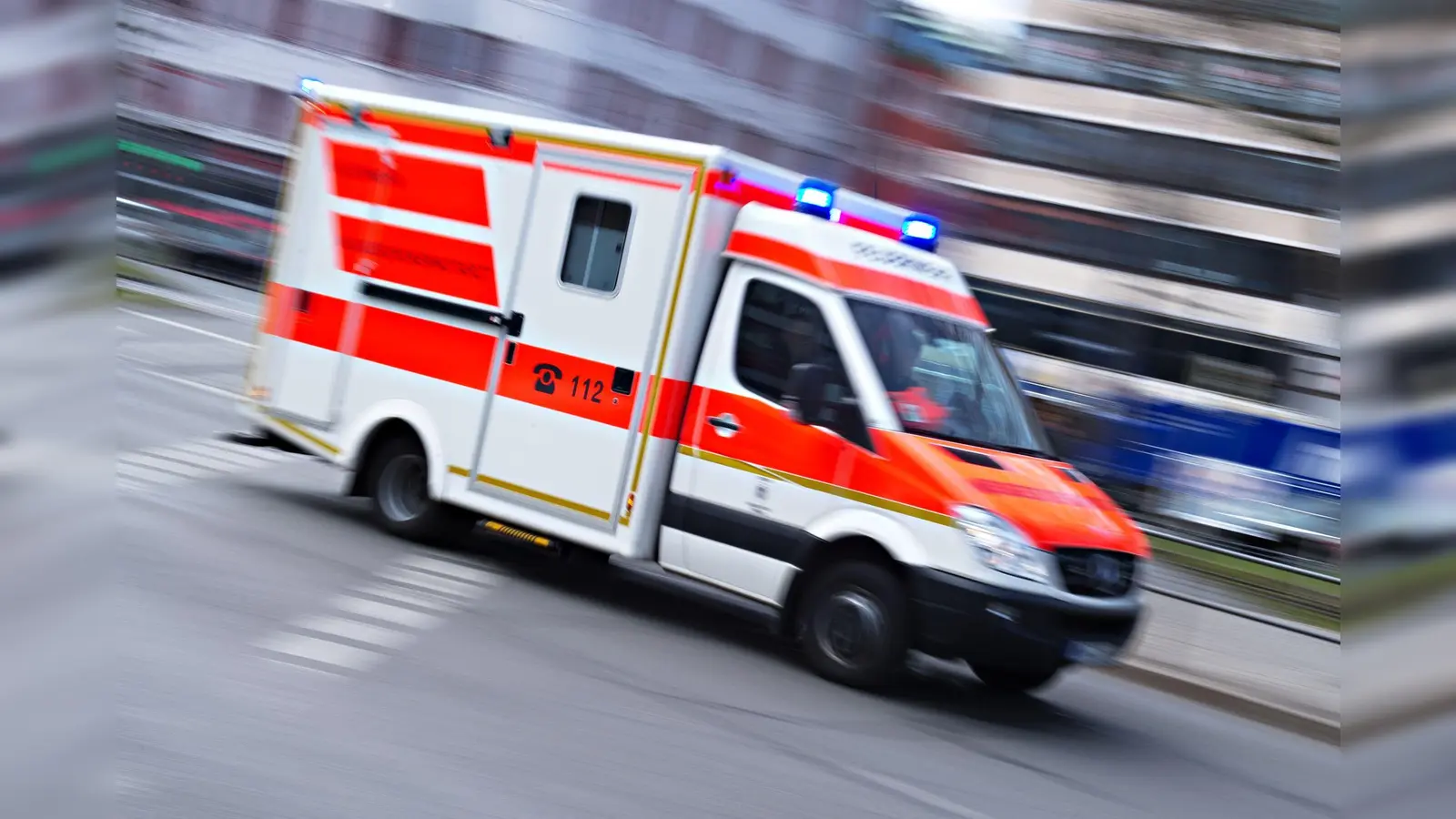 Der junge Mann war zunächst bewusstlos und wurde in eine Klinik gebracht. (Symbolbild) (Symbolbild: Nicolas Armer)