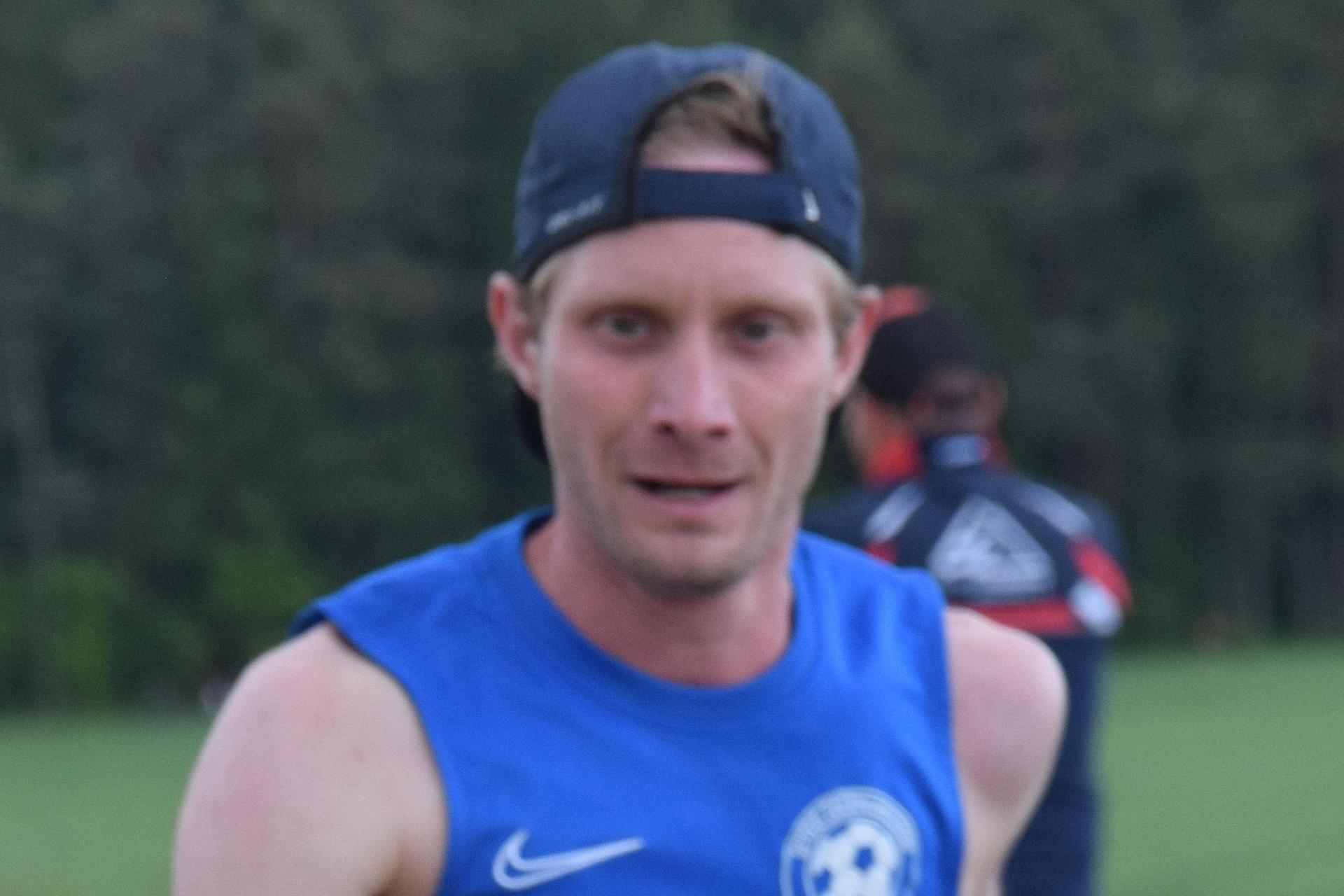 Vom Start weg war Fabian Roth an der Spitze des Lauffeldes zu sehen gewesen. Mit der besten Laufzeit von 28:57 Minuten hat der Lokalmatador der Ebermannsdorfer das Rennen gewonnen.  (Bild: bö)