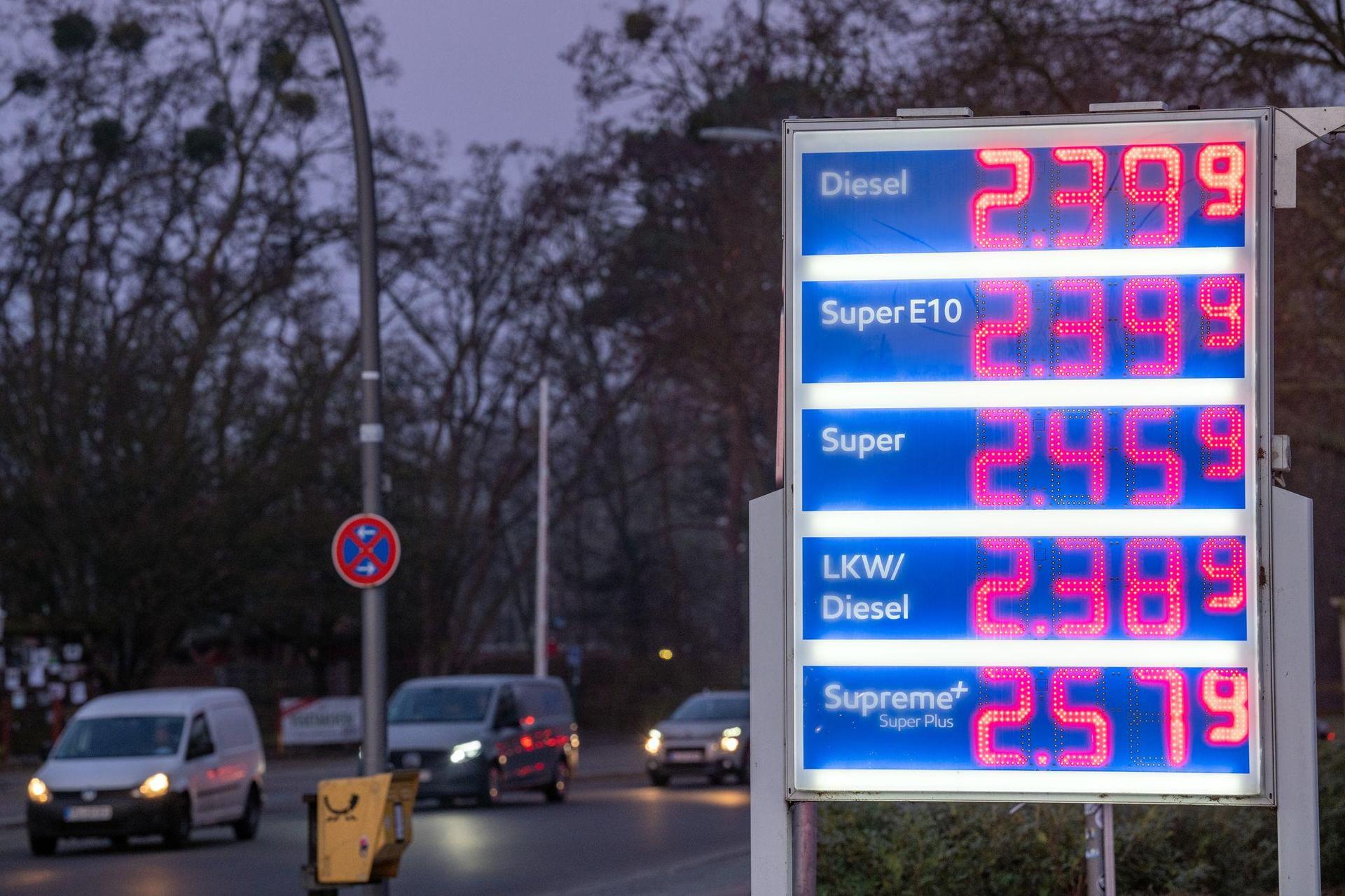 Die Benzinpreise sind am Mittwochmorgen noch einmal deutlich gestiegen - wenn auch nicht überall so stark wie an dieser Tankstelle in Berlin. (Bild: Soeren Stache/dpa)