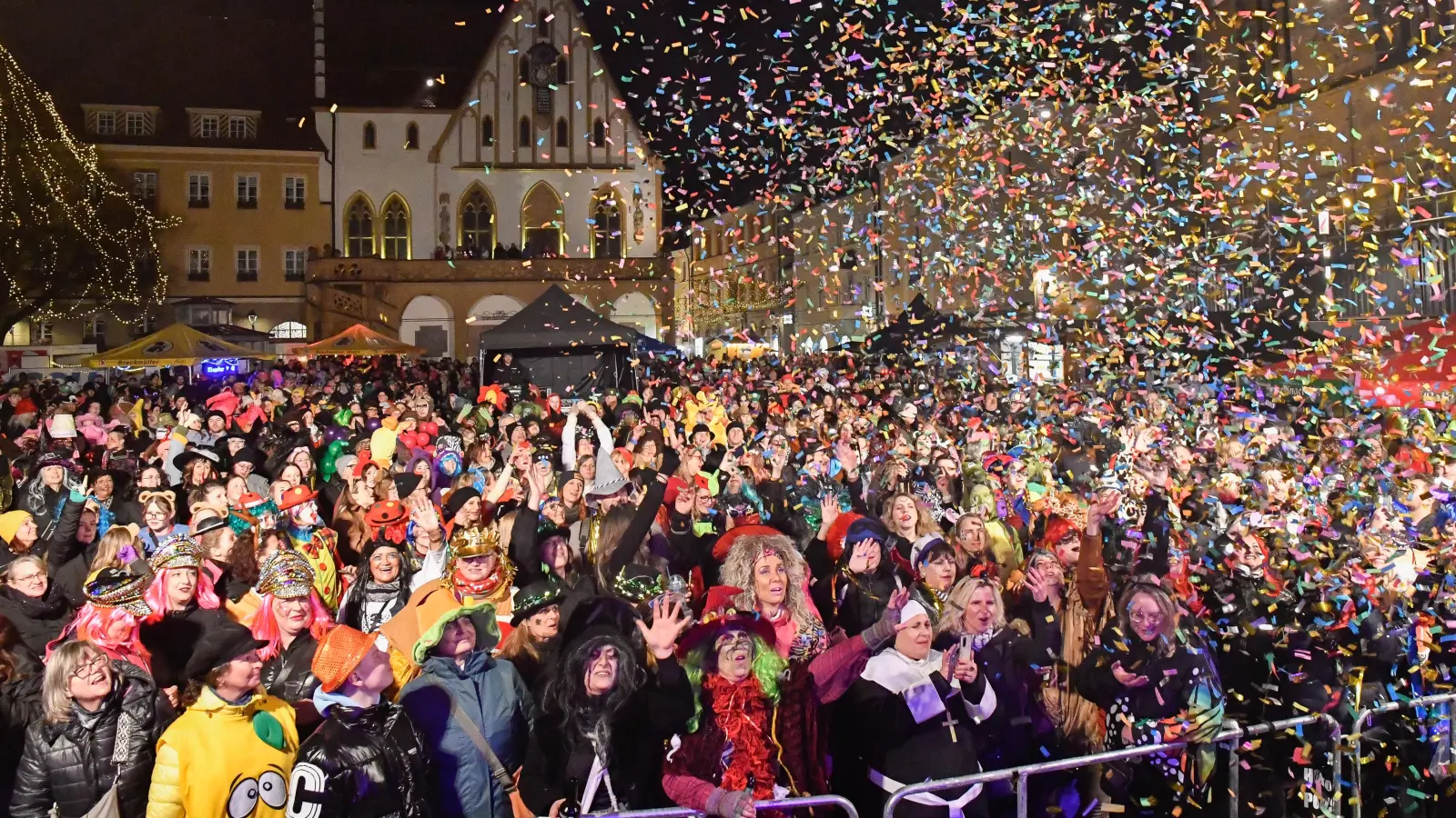 Konfettiregen für die Hexennacht: Über 7000 Menschen feierten am Unsinnigen Donnerstag auf dem Marktplatz in Amberg. (Bild: Petra Hartl)