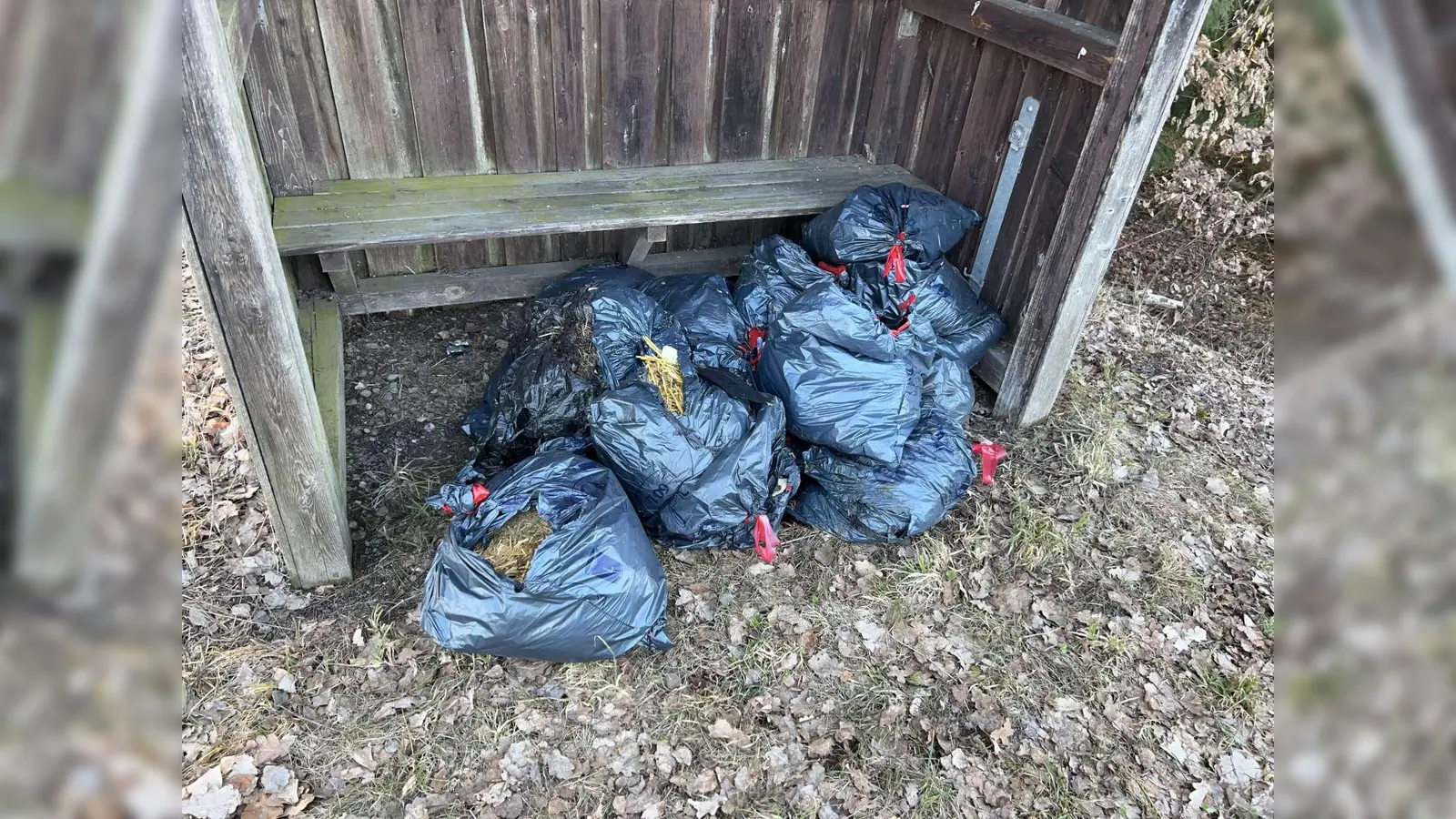 Müllsäcke voller Kleinviehmist hat ein Unbekannter an einer Bushaltestelle im Bereich Schnaittenbach entsorgt.  (Bild: Polizeiinspektion Nabburg)