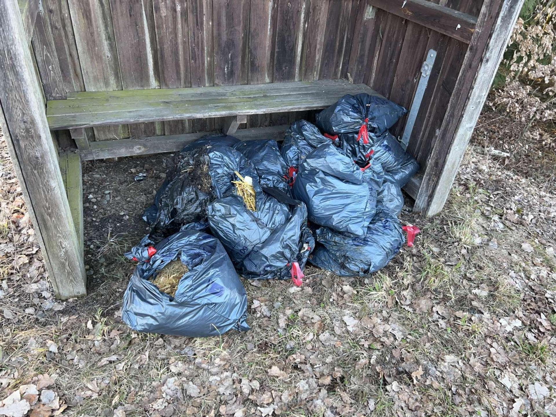 Müllsäcke voller Kleinviehmist hat ein Unbekannter an einer Bushaltestelle im Bereich Schnaittenbach entsorgt.  (Bild: Polizeiinspektion Nabburg)