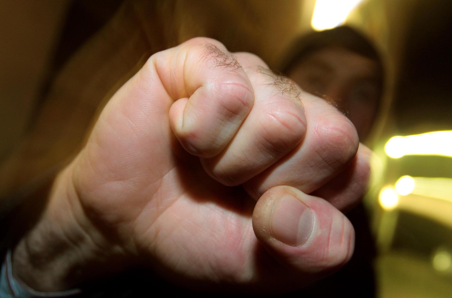 Für einen Klingelstreich hat ein Jugendlicher in Schmidmühlen Prügel kassiert. (Symbolbild: Karl-Josef Hildenbrand/dpa)