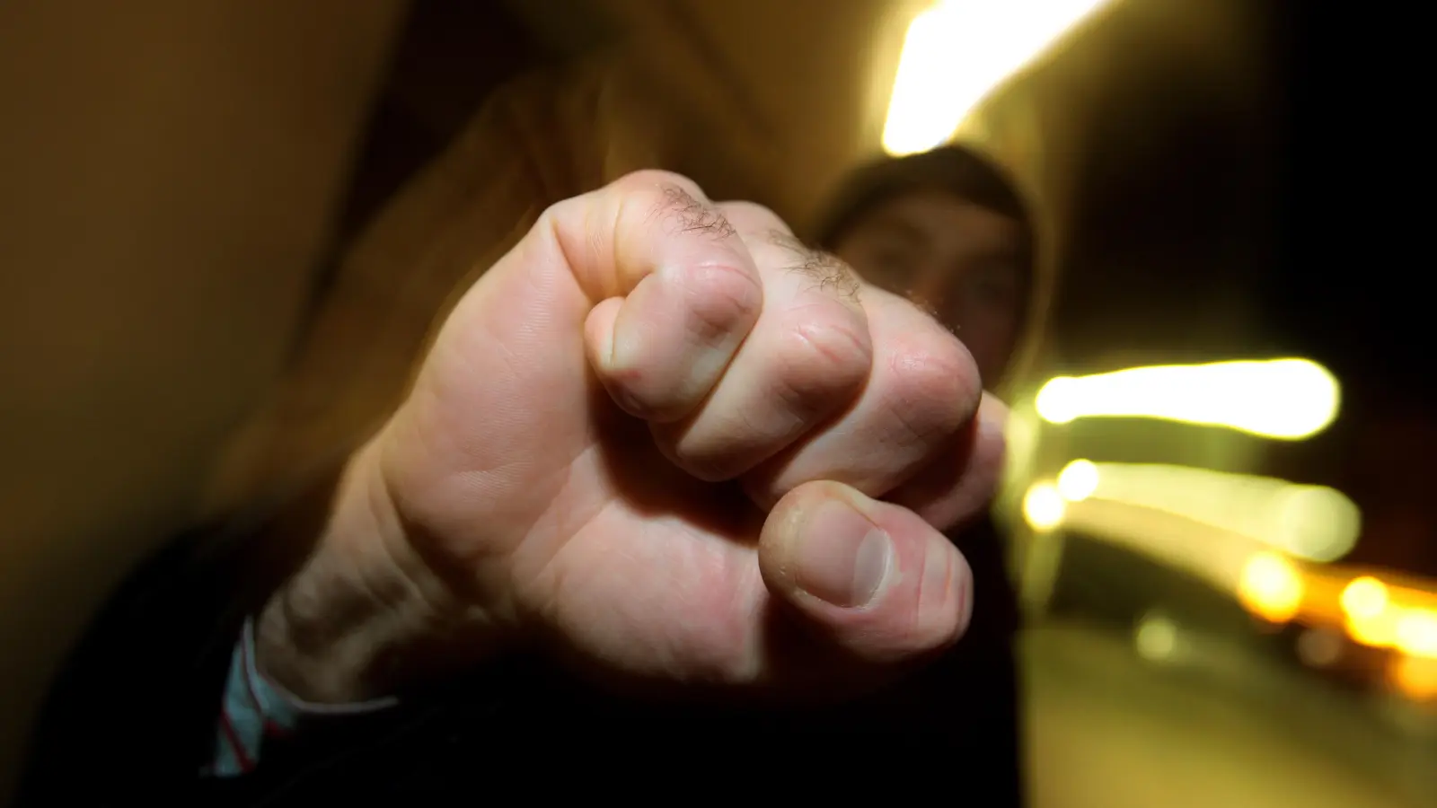 Bei einer Auseinandersetzung auf der Kirwa ging ein 16-Jähriger auf einen 18-Jährigen los. (Bild: Karl-Josef Hildenbrand/dpa)