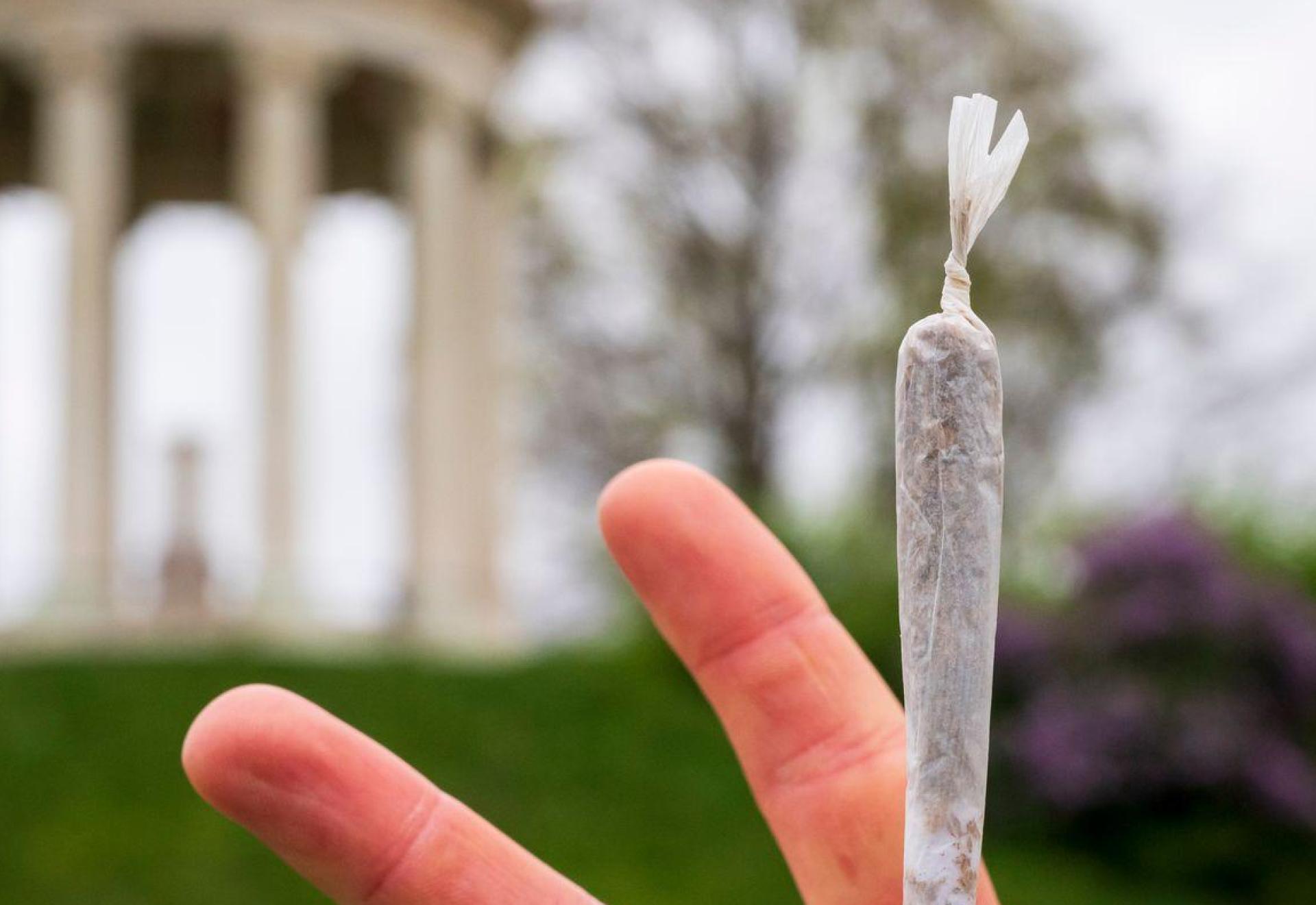 Kiffen verboten? Darüber muss der Verwaltungsgerichtshof entscheiden. (Symbolfoto) (Bild: Peter Kneffel/dpa)