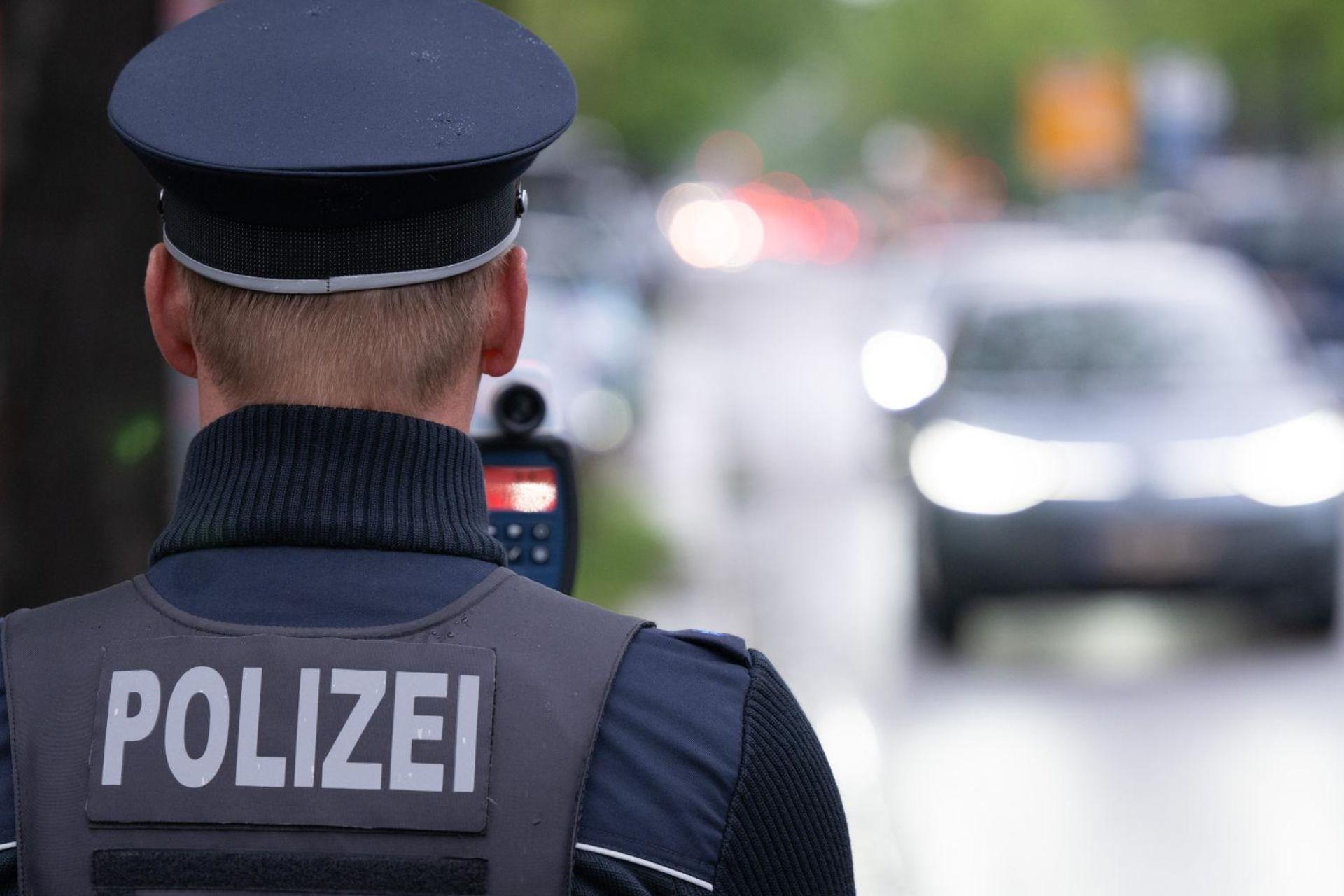 Die Verkehrspolizei Amberg kontrollierte die Geschwindigkeit vorbeifahrender Fahrzeuge in Schnaittenbach. (Symbolbild: Sebastian Kahnert/dpa)