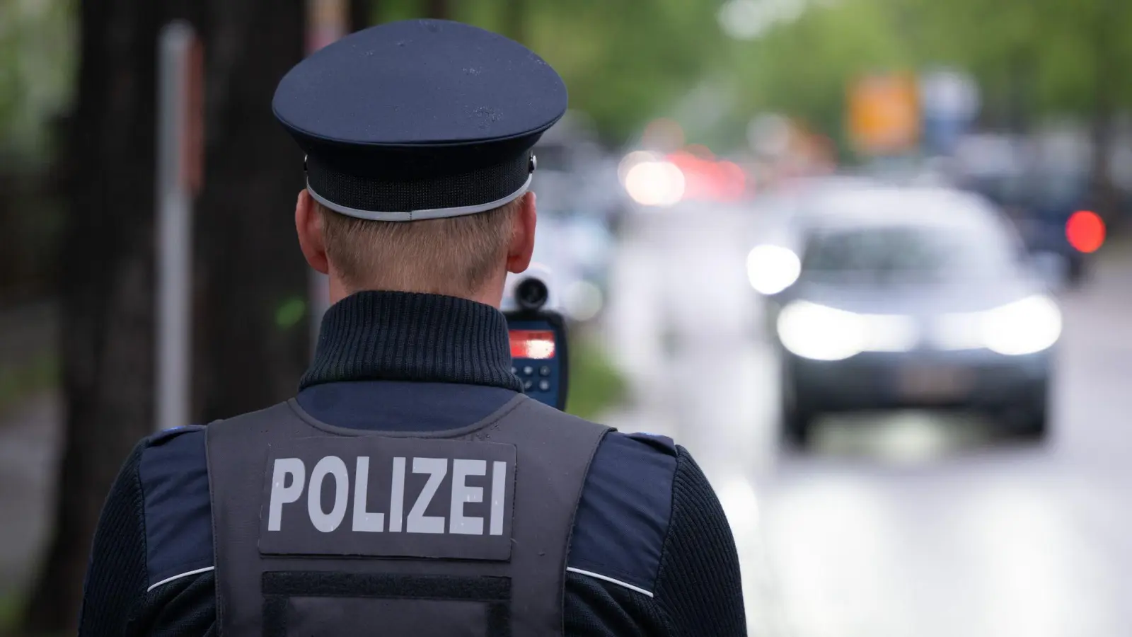 Die Verkehrspolizei Amberg kontrollierte die Geschwindigkeit vorbeifahrender Fahrzeuge in Schnaittenbach. (Symbolbild: Sebastian Kahnert/dpa)