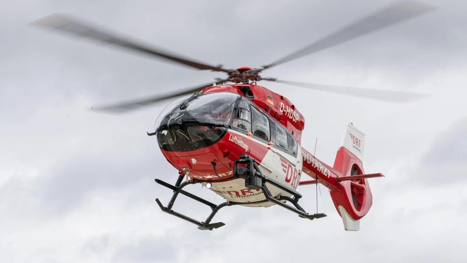 Ein Rettungshubschrauber brachte einen Mann nach einem Unfall im Landkreis Cham in ein Klinikum.  (Symbolbild: Daniel Karmann/dpa)