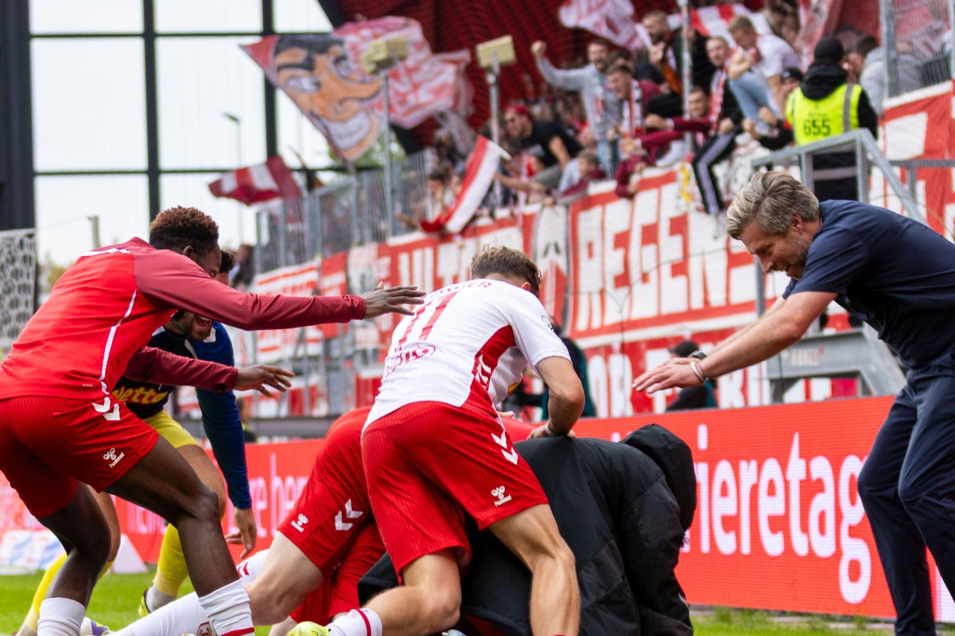 Freude pur: Die Regensburger um Trainer Michael Wimmer (rechts) bejubeln das entscheidende Tor zum 2:0. (Bild: Sascha Janne)
