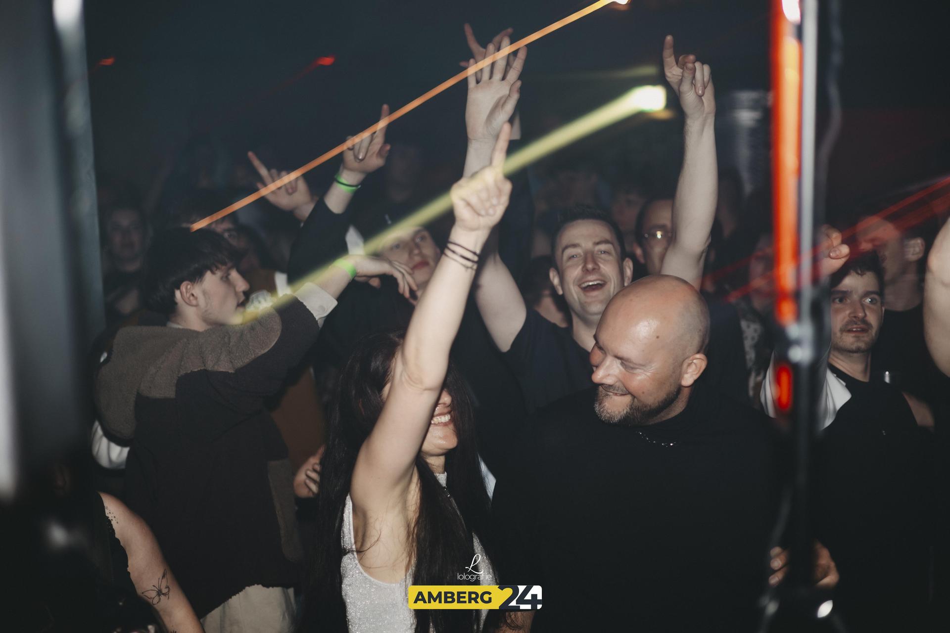 Frau Fenk im Trio.  (Bild: Lolografie)