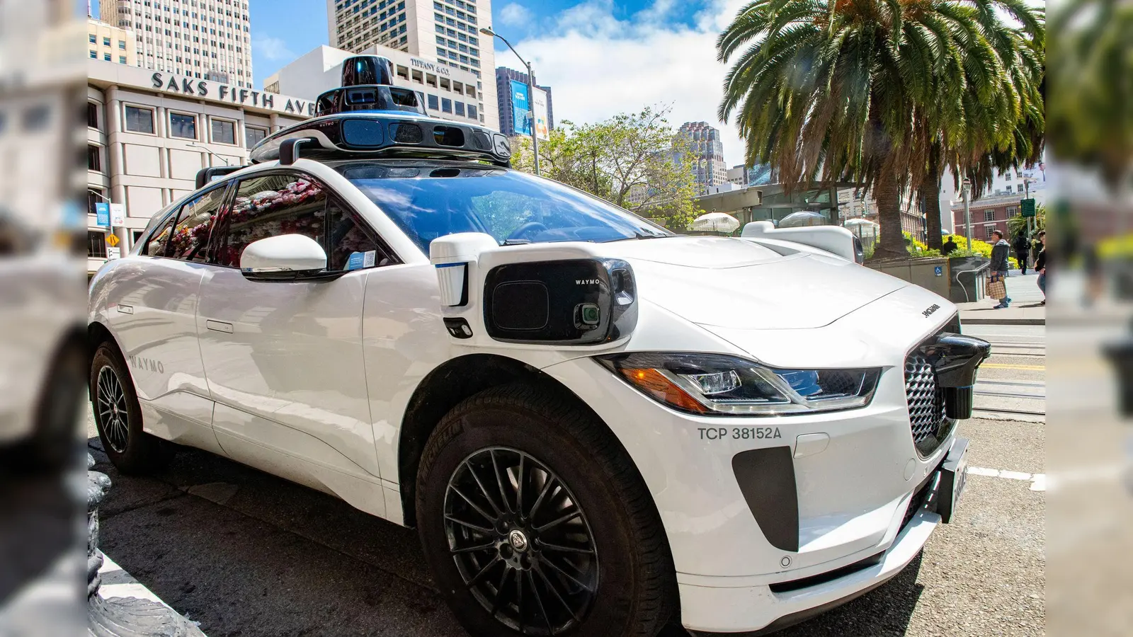 Schon ziemlich gut, aber noch nicht perfekt: Robotaxis von Waymo. (Bild: Andrej Sokolow/dpa)