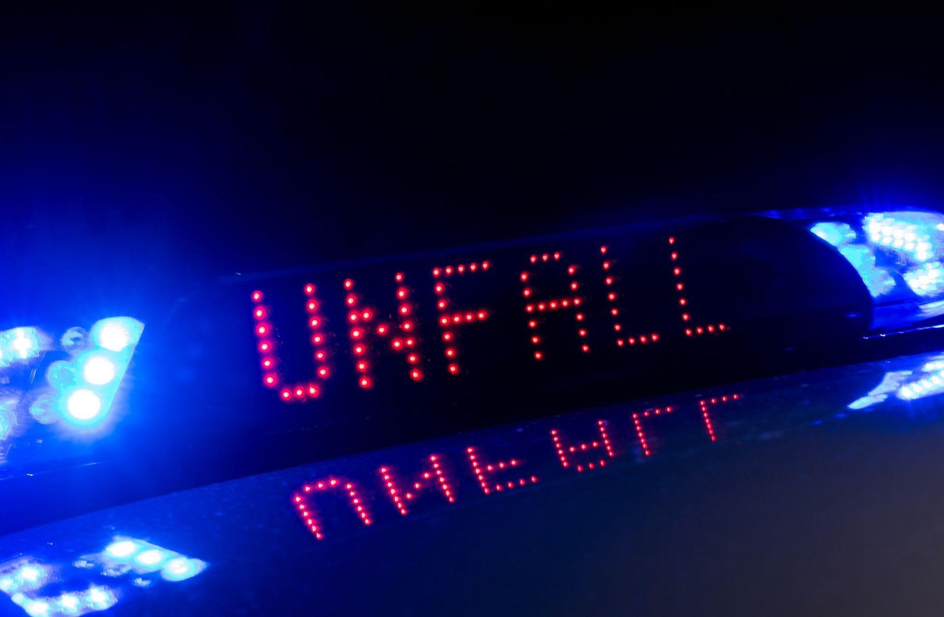 Ein 19-jähriger Autofahrer weicht einem Reh aus, dann kommt es zu einem Unfall. (Symbolbild: Monika Skolimowska/dpa-Zentralbild/dpa)